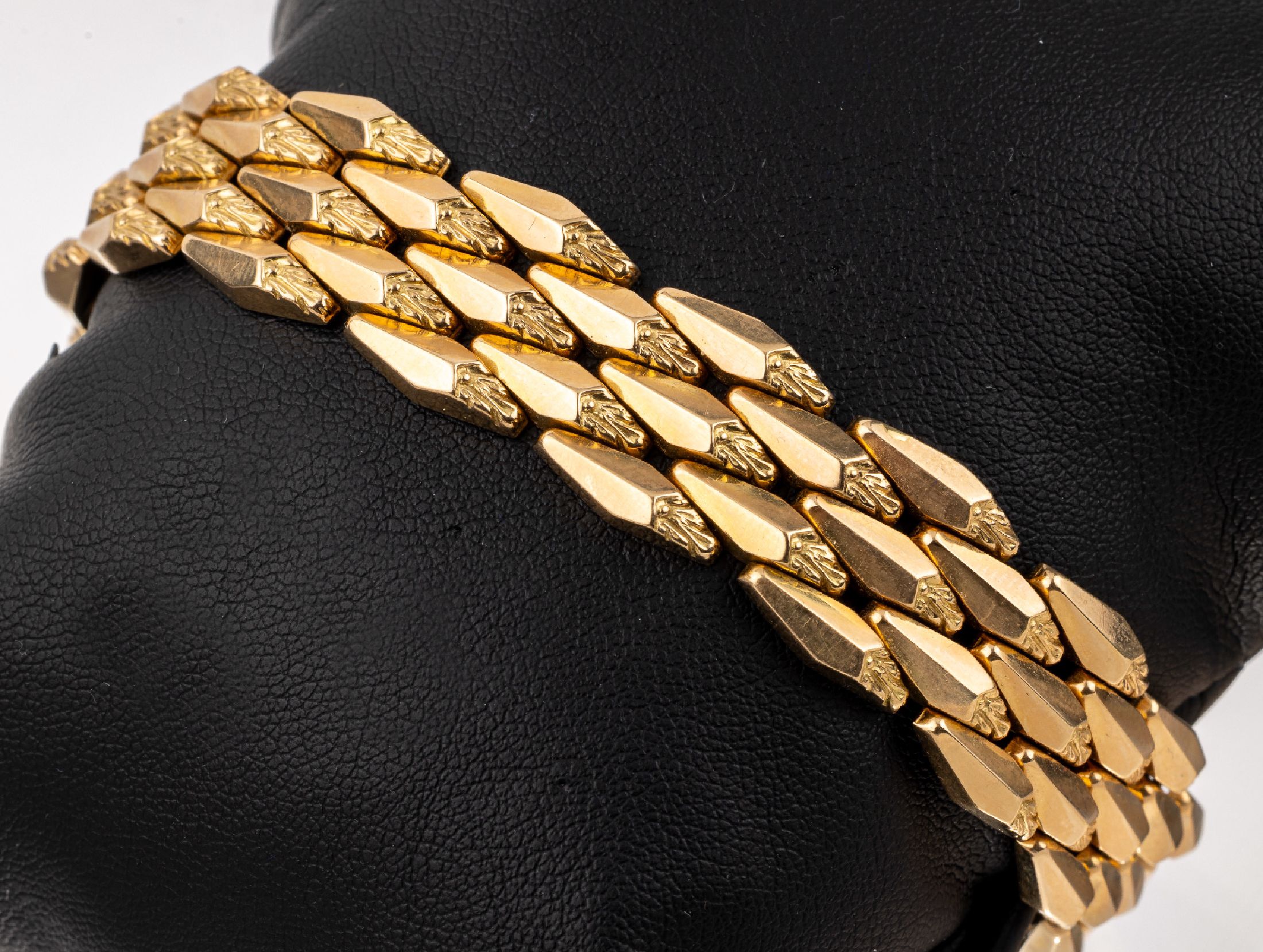 18 kt Gold Armband, ca. 32.4 g, GG 750/000,5-rhg. Backsteinoptik, L. ca. 19 cm, Kastenschloss mit 2 Sicherheitsachten