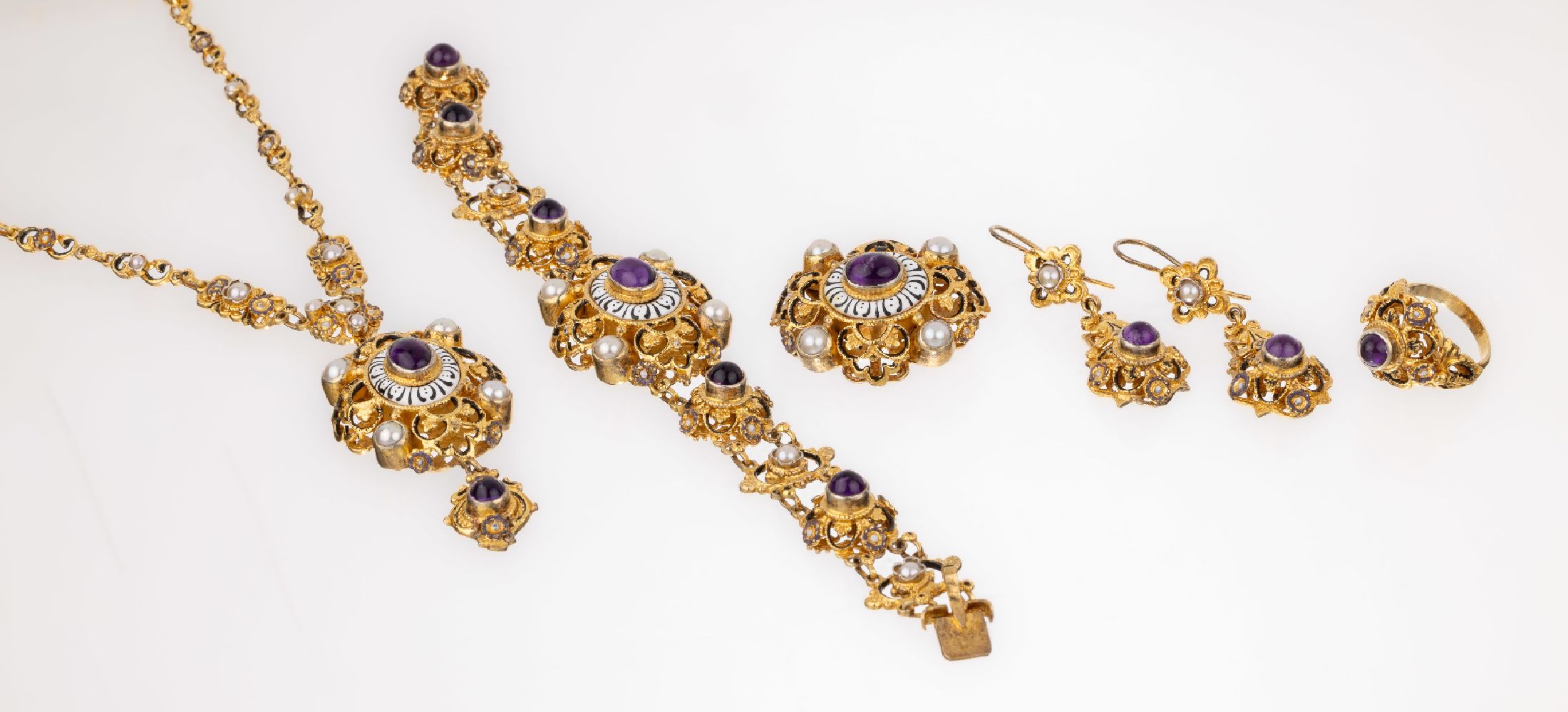 Prunkvolles Amethyst-Schmuckset mit Email, 925er Silber verg., nach Vorbild von 1880-90, best. aus: 1 Ring, RW 55, 1 Paar Ohrhänger, L.ca. 5.5 cm, ...
