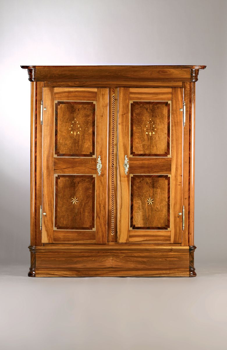 Louis-Seize Schrank, wohl Bodensee/Schwarzwald, um 1800, z.T. Nußbaum massiv, Intarsien indiversen Edelhölzern, 2-türig, seitlich kassettiert, ...