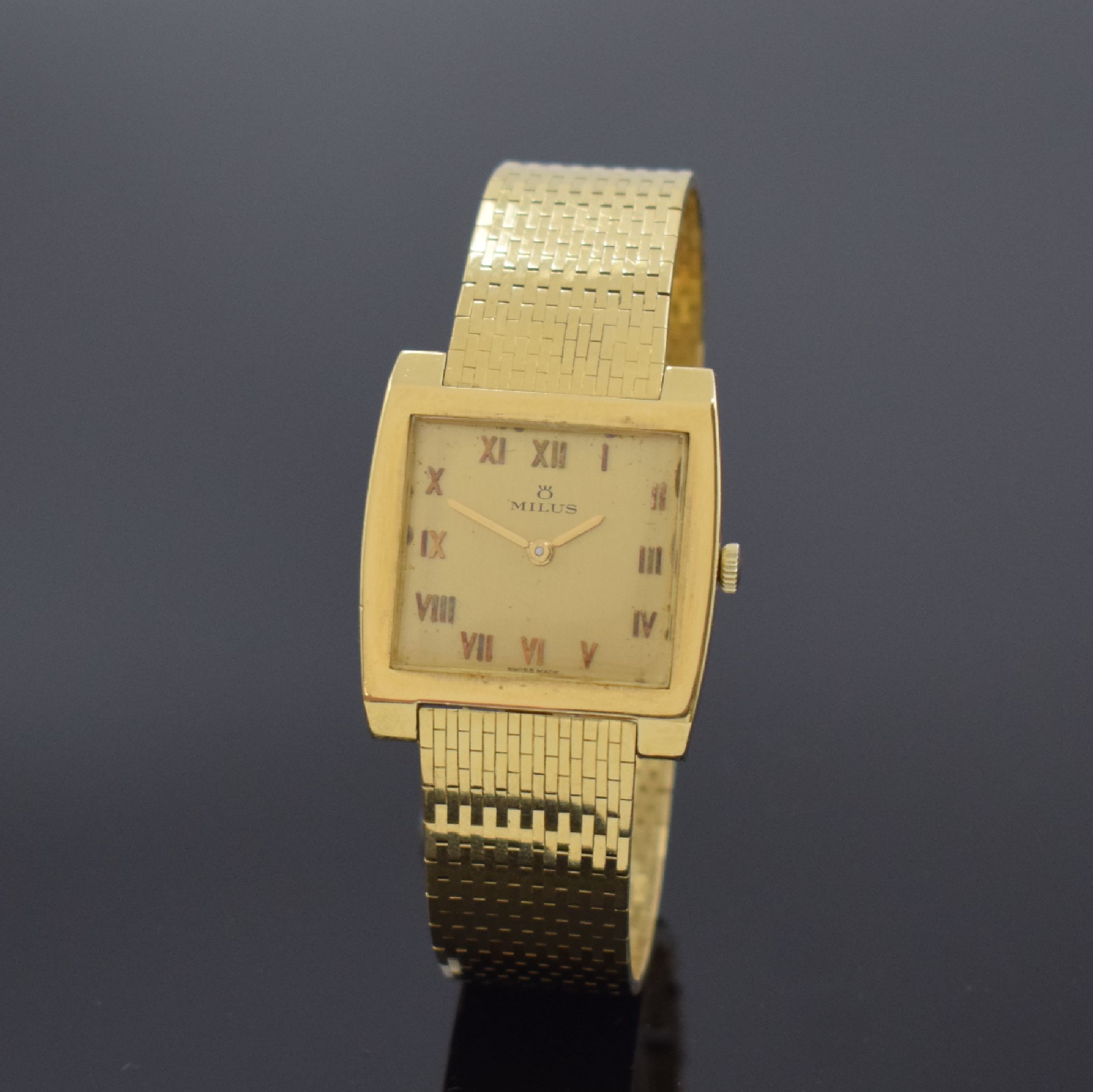 MILUS Armbanduhr in GG 750/000, Schweiz um 1965, Handaufzug, Boden aufgedr., gold. Zifferbl. teils fl., röm. Zahlen, gold. Zeiger, Kal. 170, 17 St., ...