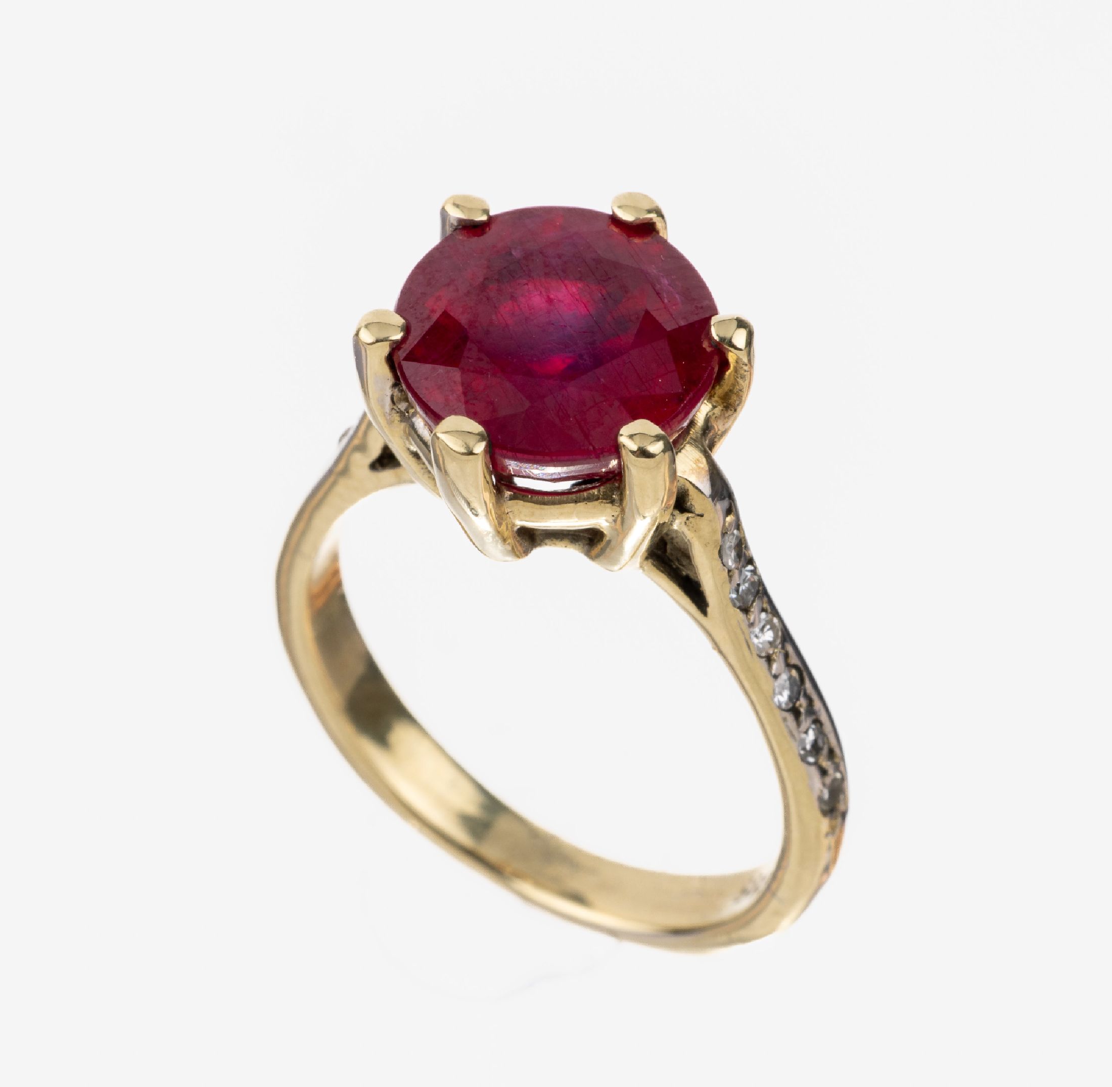 14 kt Gold Rubin-Brillant-Ring, GG 585/000,rundfacett. Rubin ca. 4.85 ct (beh.), Ringschultern mit 12 8/8-Diamanten zus. ca. 0.06 ct Weiß/si, ca. ...