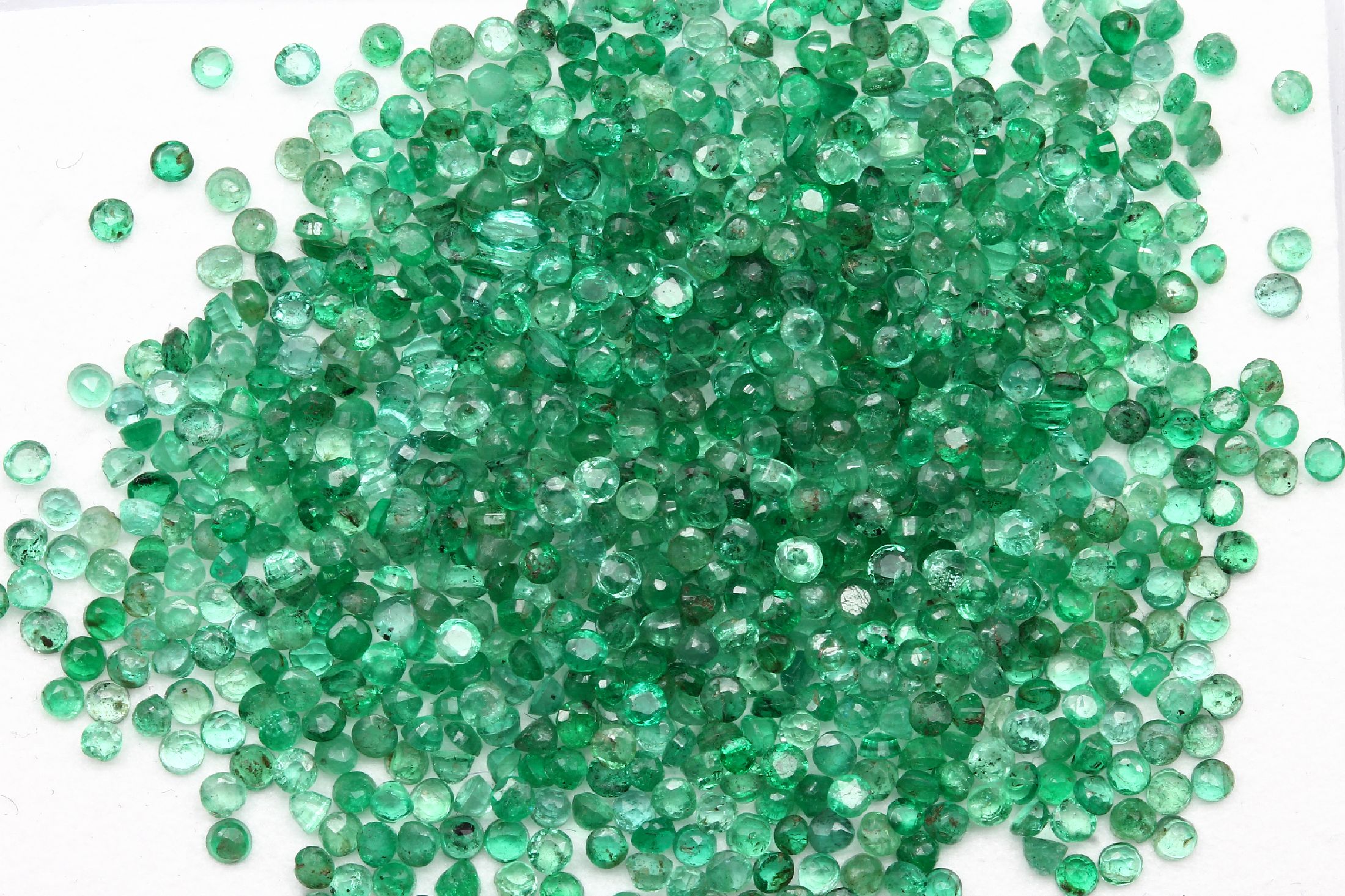 Lot lose Smaragde zus. ca. 20.19 ct, versch. Qualitäten, überwiegend rundfacett., ähnliche Größen