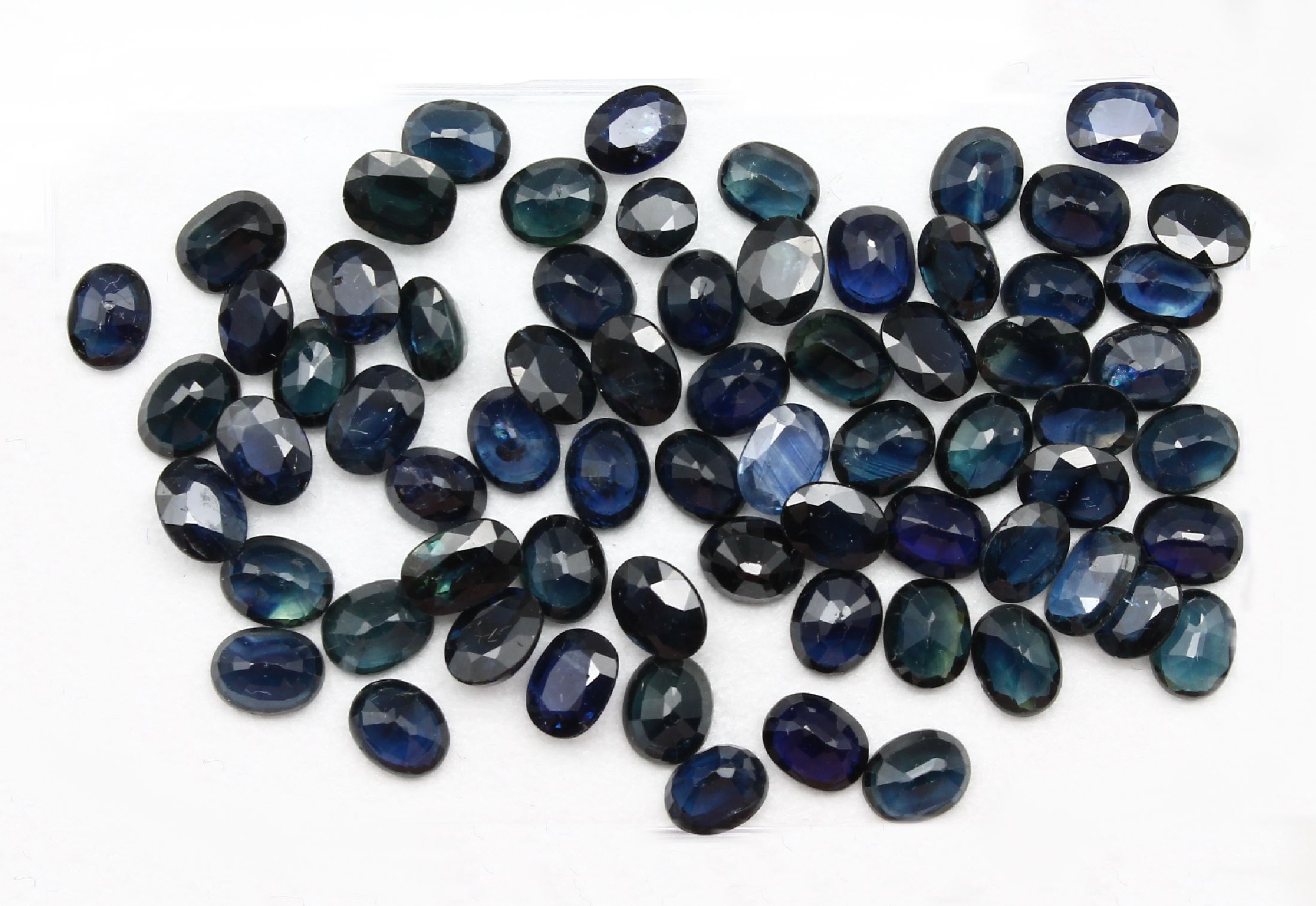 Lot lose Saphire zus. ca. 28.75 ct, überwiegend ovalfacett., versch. Größen und Farben