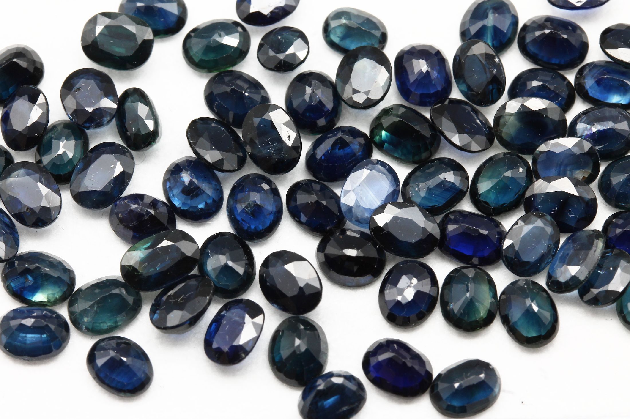 Detail a: Lot lose Saphire zus. ca. 28.75 ct, überwiegend ovalfacett., versch. Größen und Farben