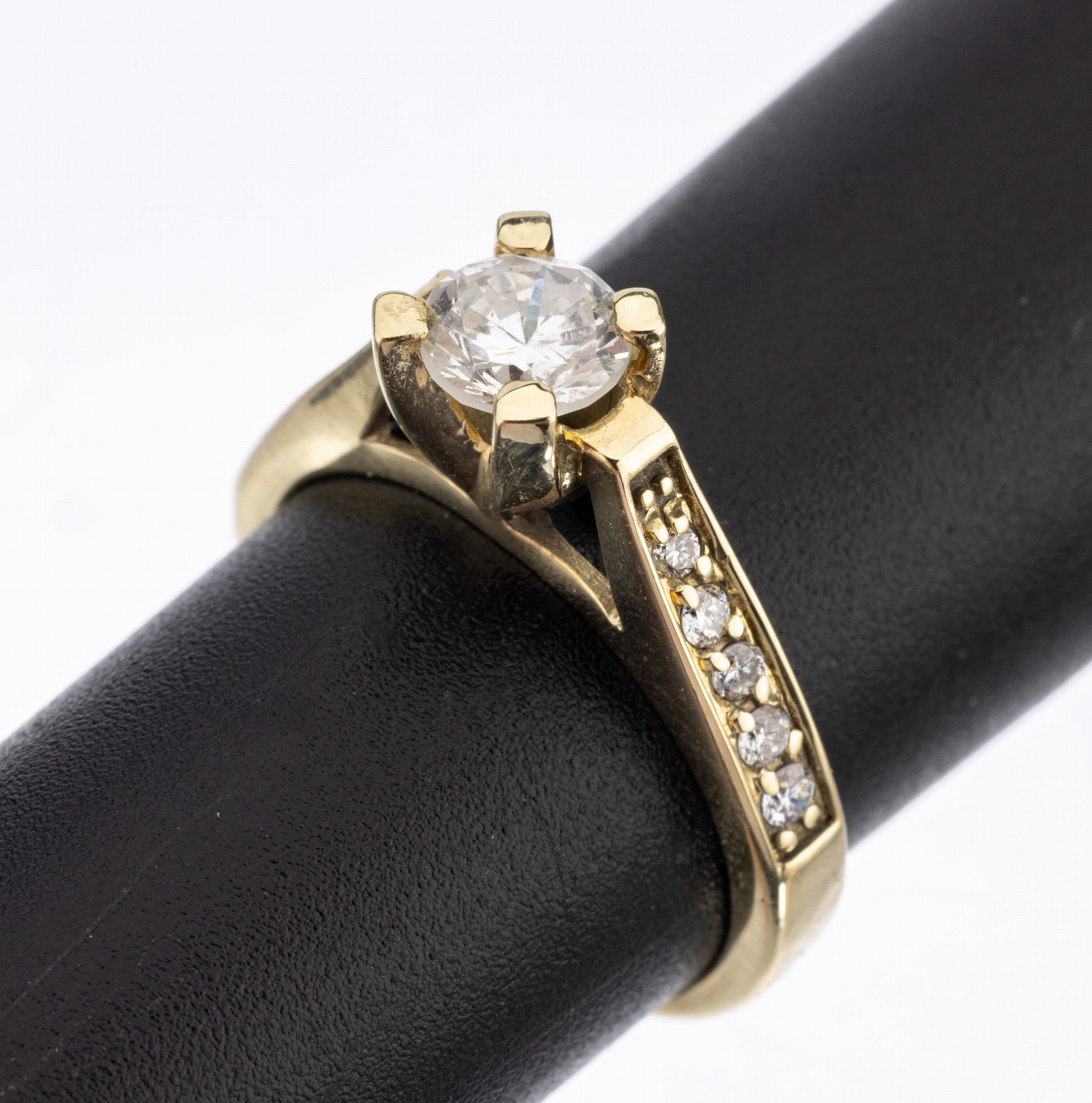 14 kt Gold Brillant-Ring, GG 585/000, mittig erhaben gefasster Brillant ca. 0.61 ct Weiß/si, Ringschultern mit 10 Brillanten zus. ca. 0.15 ct ...