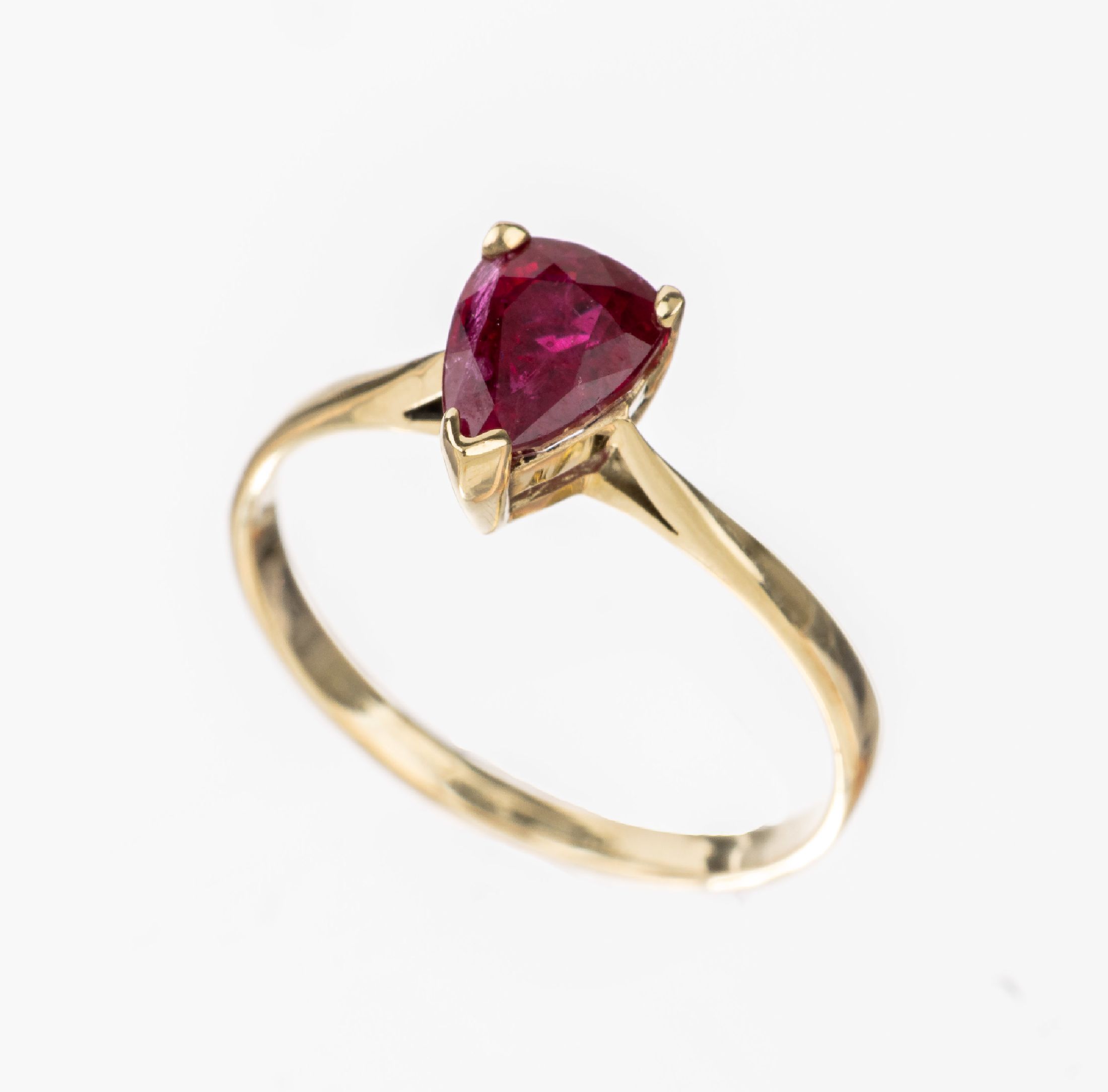 14 kt Gold Rubin Ring, GG 585/000, facett. Rubin-Tropfen (beh.) 1.17 ct, ca. 1.7 g, RW 54