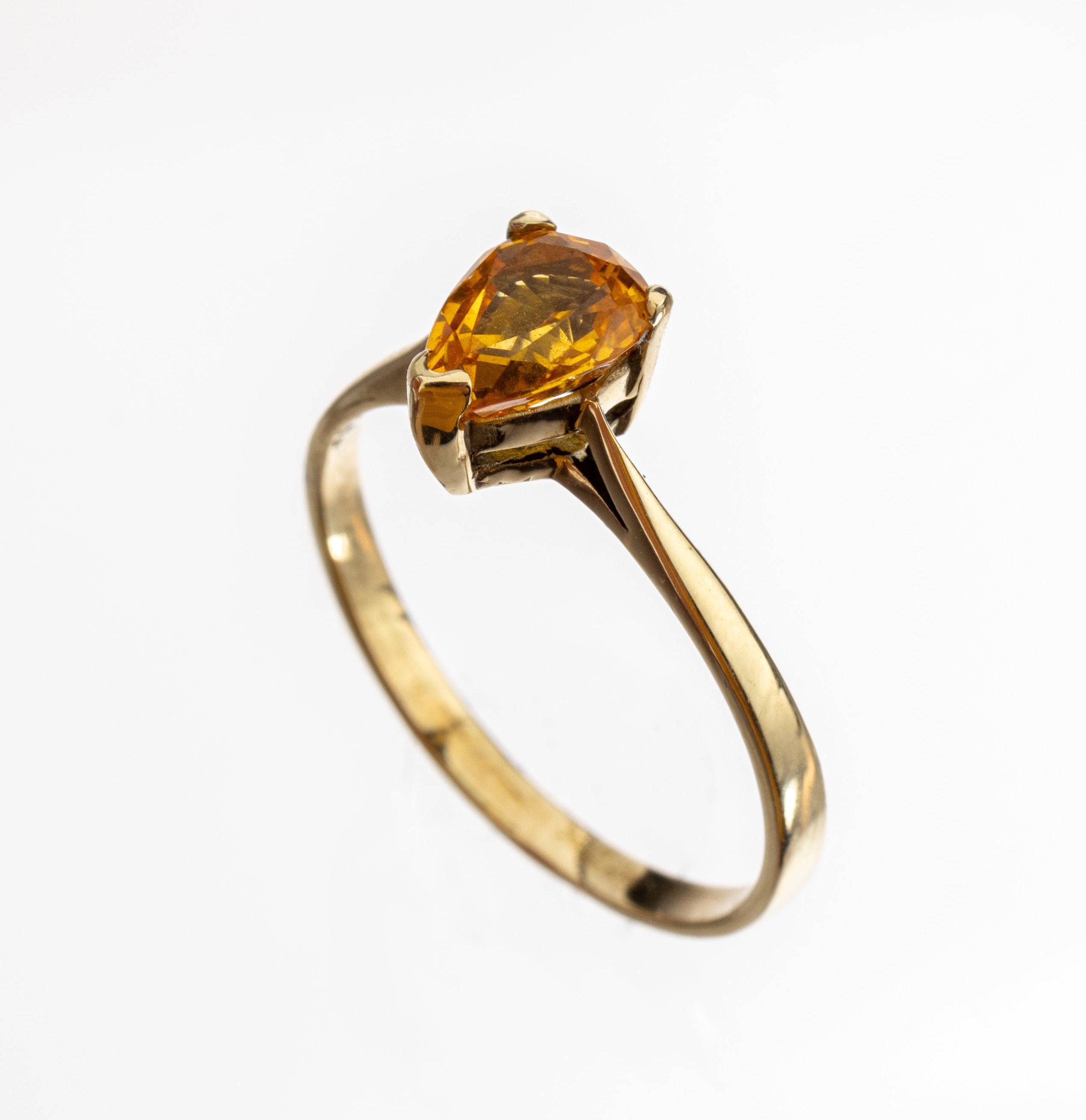 14 kt Gold Saphir-Ring, GG 585/000, facett.gelber Saphir-Tropfen ca. 1.11 ct, ca. 1.9 g, RW 55
