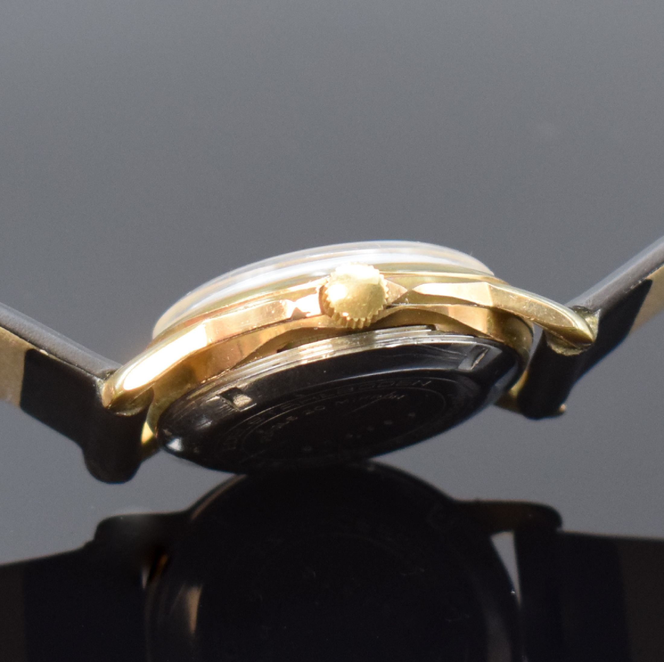 Detail d: GUB 2 vergoldete Armbanduhren, Deutschland um 1960, 1) GUB Kaliber 68.1, Automatik, verg. Geh., aufgedr. Stahlboden, silb. Zifferbl., gold. Indizes ...