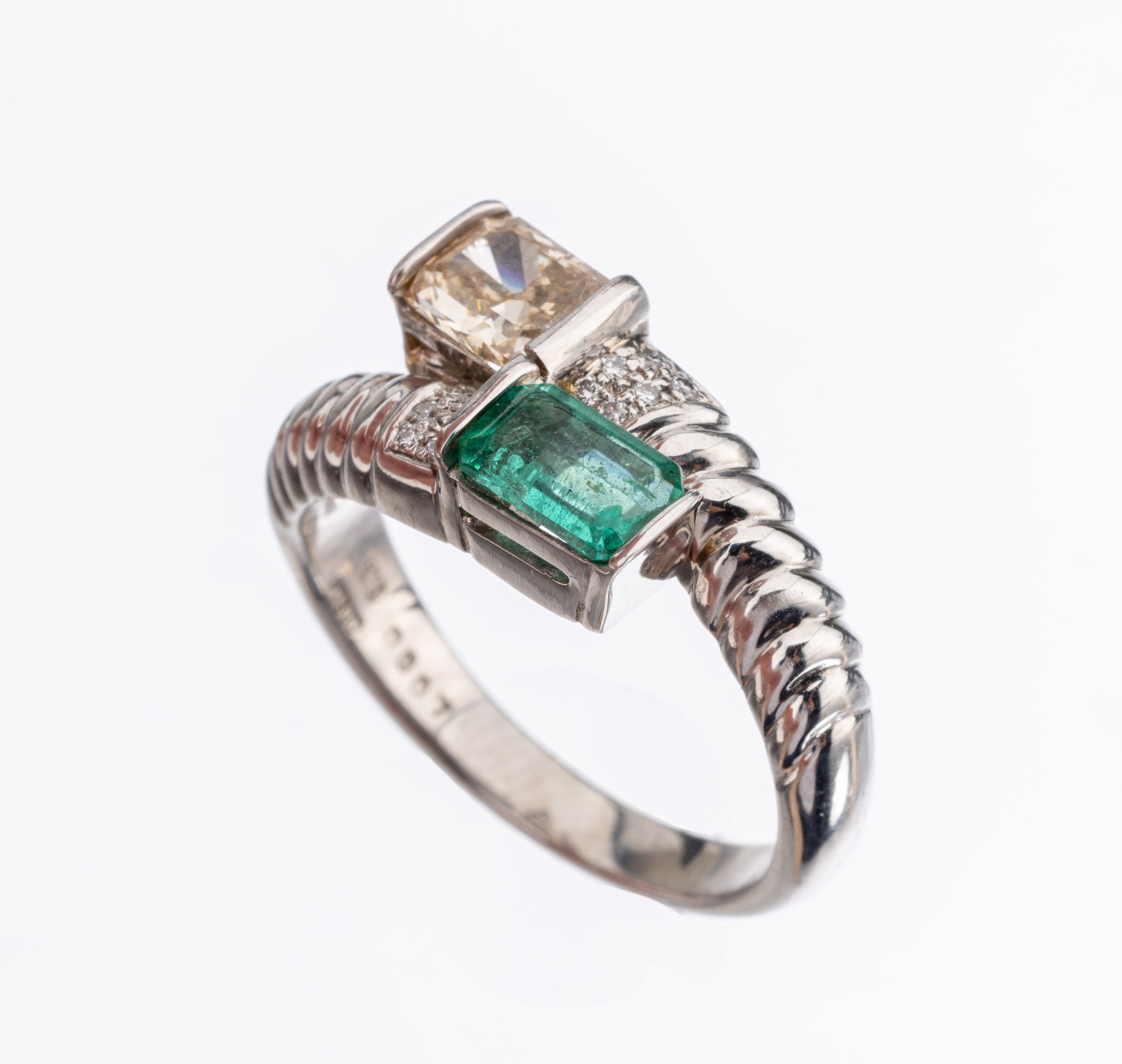 Platin und 18 kt Gold Smaragd-Diamant-Ring, Pt 900/000 und WG 750/000, 1 Smaragd im Achteckschliff ca. 0.62 ct, Diamant-Radiant ca. 0.90 ct Fancy ...