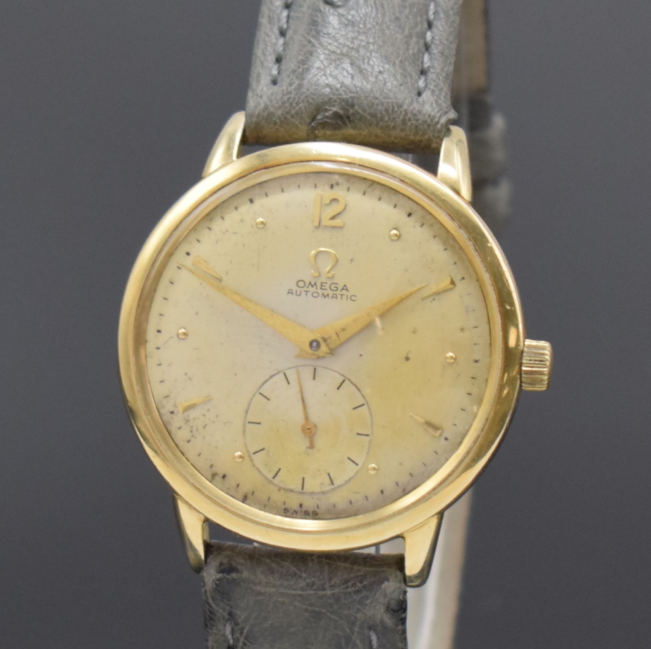 Detail a: OMEGA Herrenarmbanduhr mit Hammerautomatik, Schweiz um 1952, Ref. F-6212, 14k Gold Filled Gehäuse, Boden u. Glasrand aufgedr., silb. Zifferblatt ...