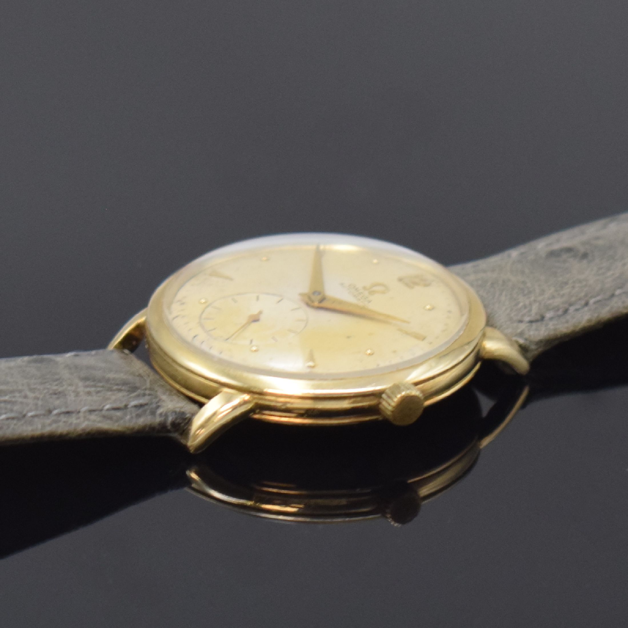Detail b: OMEGA Herrenarmbanduhr mit Hammerautomatik, Schweiz um 1952, Ref. F-6212, 14k Gold Filled Gehäuse, Boden u. Glasrand aufgedr., silb. Zifferblatt ...