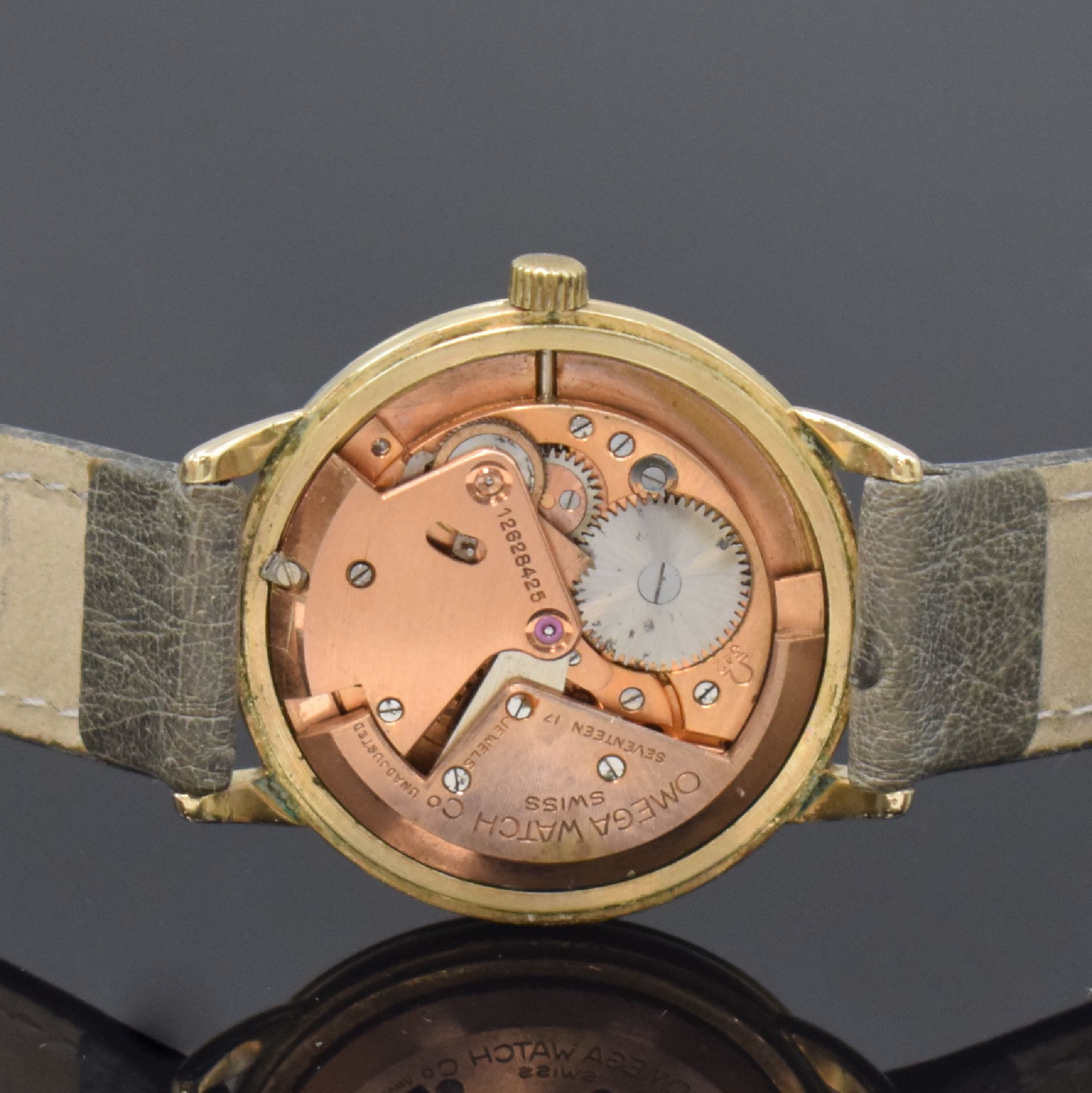 Detail d: OMEGA Herrenarmbanduhr mit Hammerautomatik, Schweiz um 1952, Ref. F-6212, 14k Gold Filled Gehäuse, Boden u. Glasrand aufgedr., silb. Zifferblatt ...