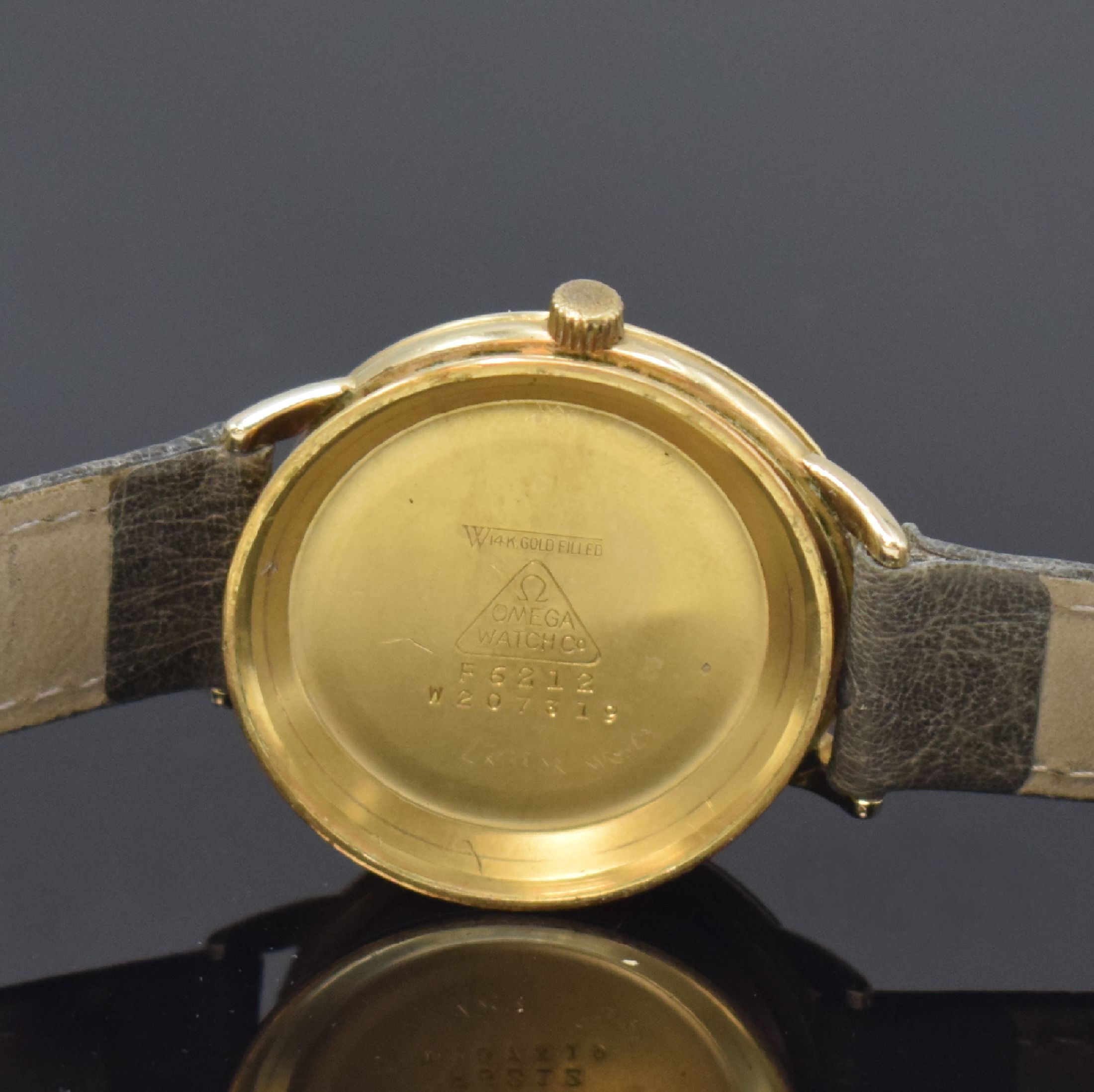 Detail e: OMEGA Herrenarmbanduhr mit Hammerautomatik, Schweiz um 1952, Ref. F-6212, 14k Gold Filled Gehäuse, Boden u. Glasrand aufgedr., silb. Zifferblatt ...