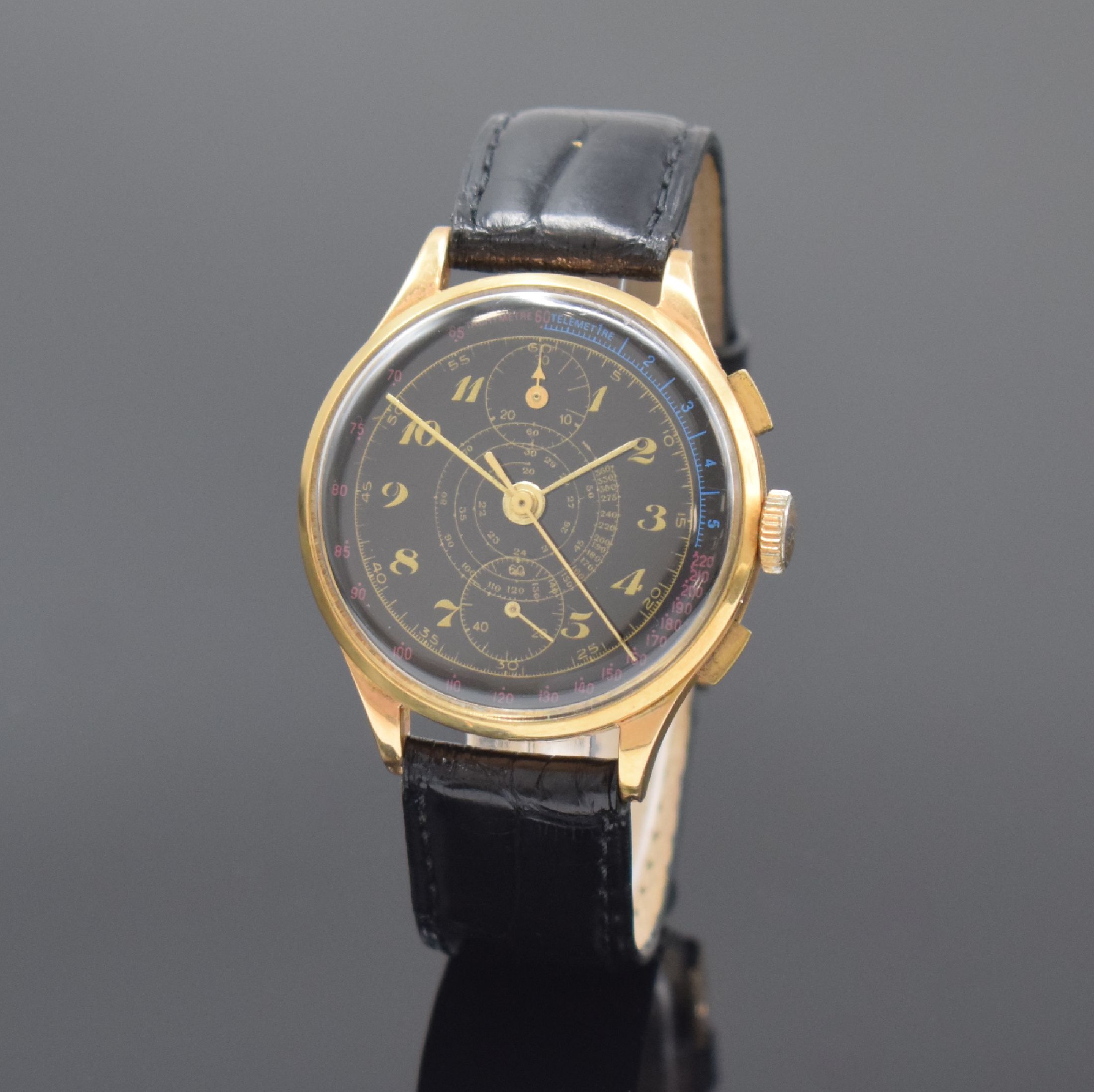 Schaltradchronograph mit Kaliber Venus 170 in RoseG 750/000, Schweiz um 1945, Handaufzug, dell. Boden aufgedr., schwarzes Zifferbl. m. arab. Zahlen, ...