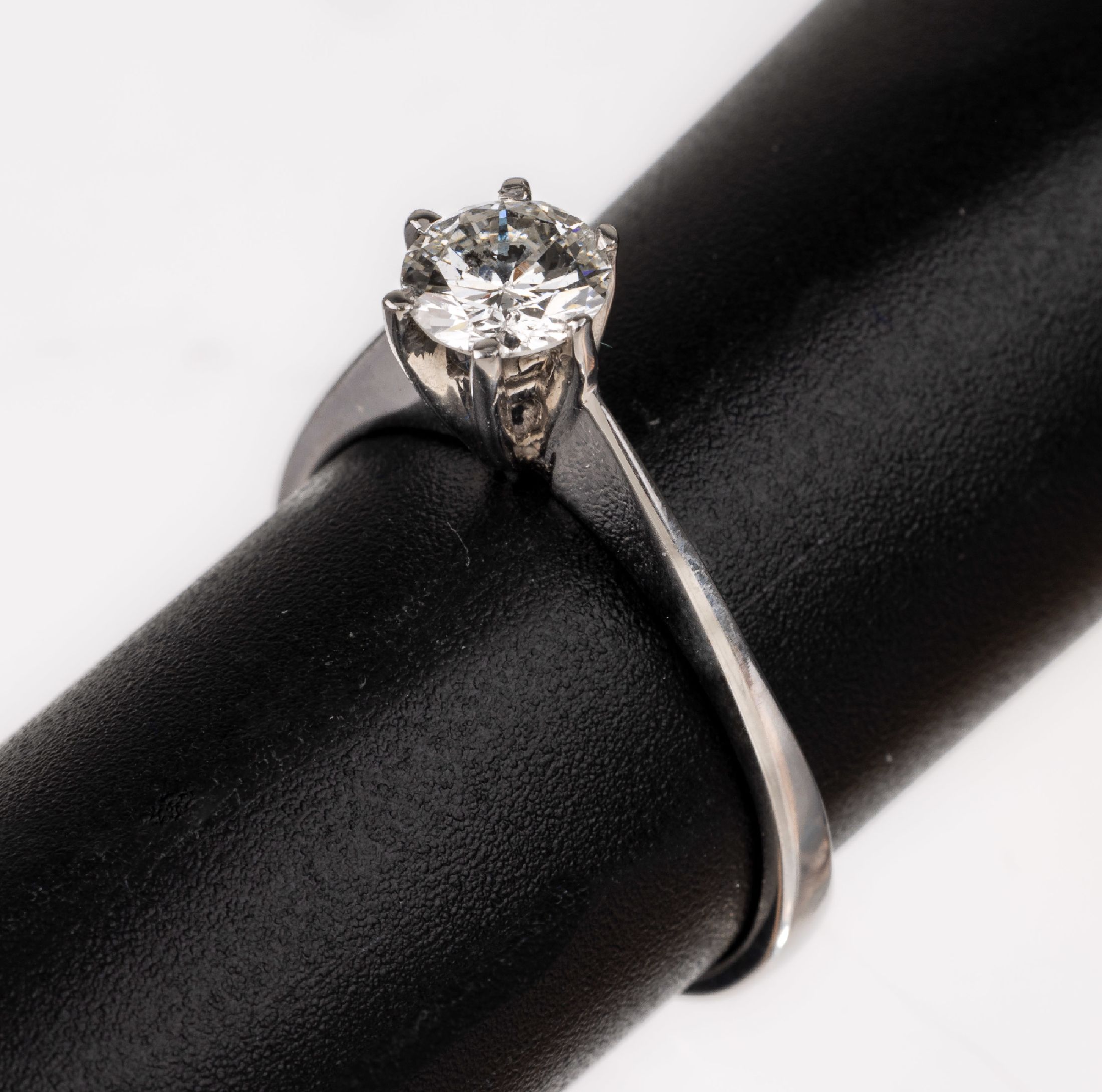 18 kt Gold Brillant-Ring, WG 750/000, Brillant ca. 0.51 ct Weiß/p, RW 52, ca. 2.6 g