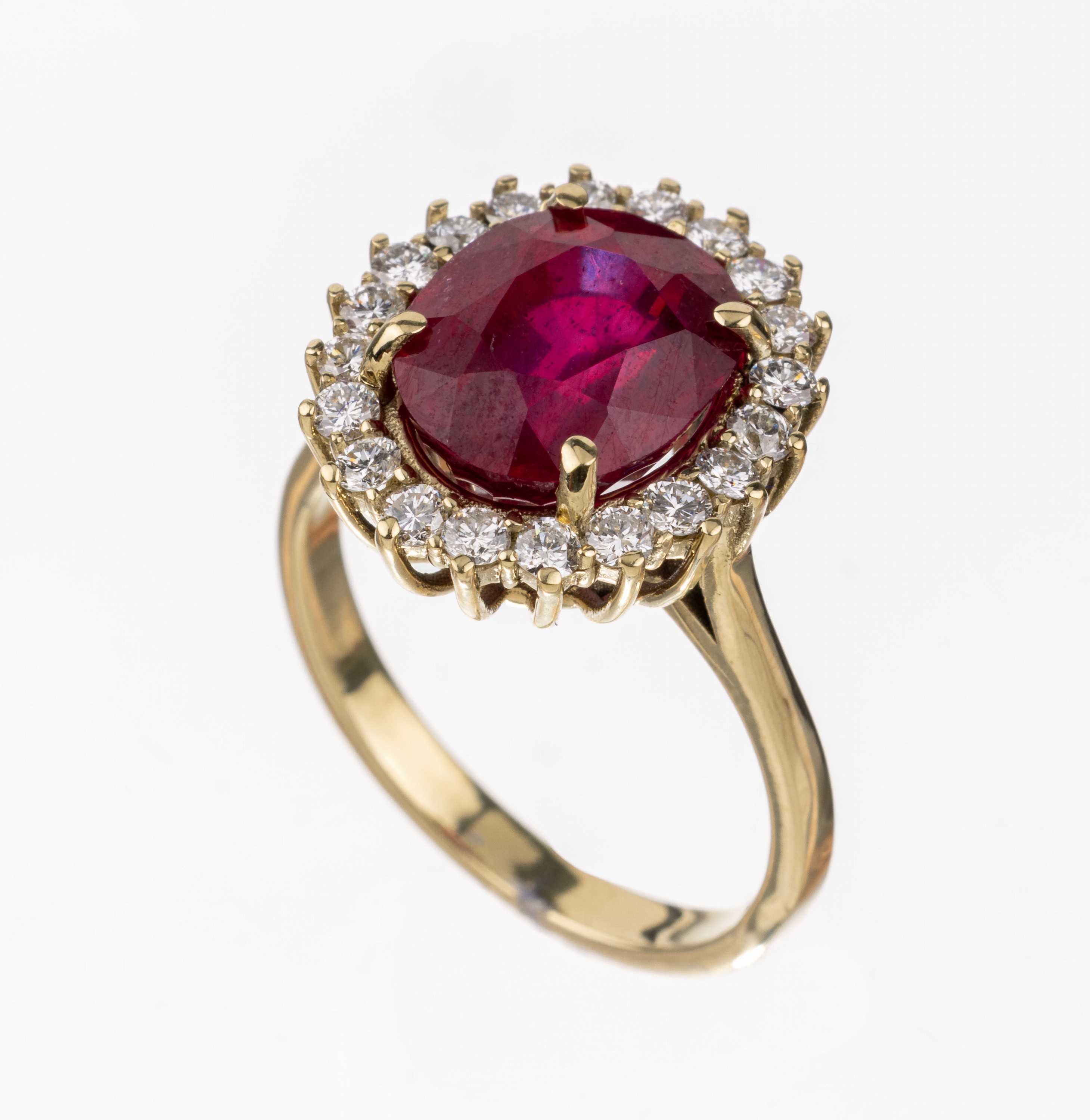 14 kt Gold Rubin-Brillant-Ring, GG 585/000,ovalfacett. Rubin beh. ca. 7.15 ct, 20Brillanten zus. ca. 0.61 ct feines Weiss/vs, ca. 5.4 g, RW 56