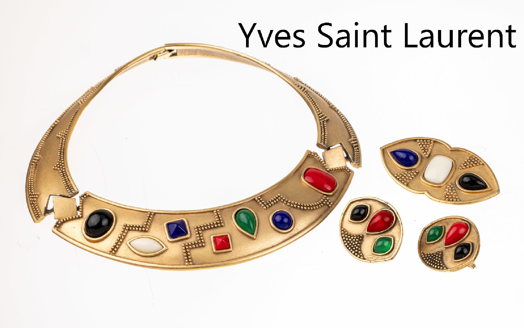 Parure Monet für YVES SAINT LAURENT, 1970er Jahre, Metall vergoldet, bunter Steinbesatz, best. aus: Collier Durchm. ca. 13cm, Brosche, L. ca. 6 cm ...