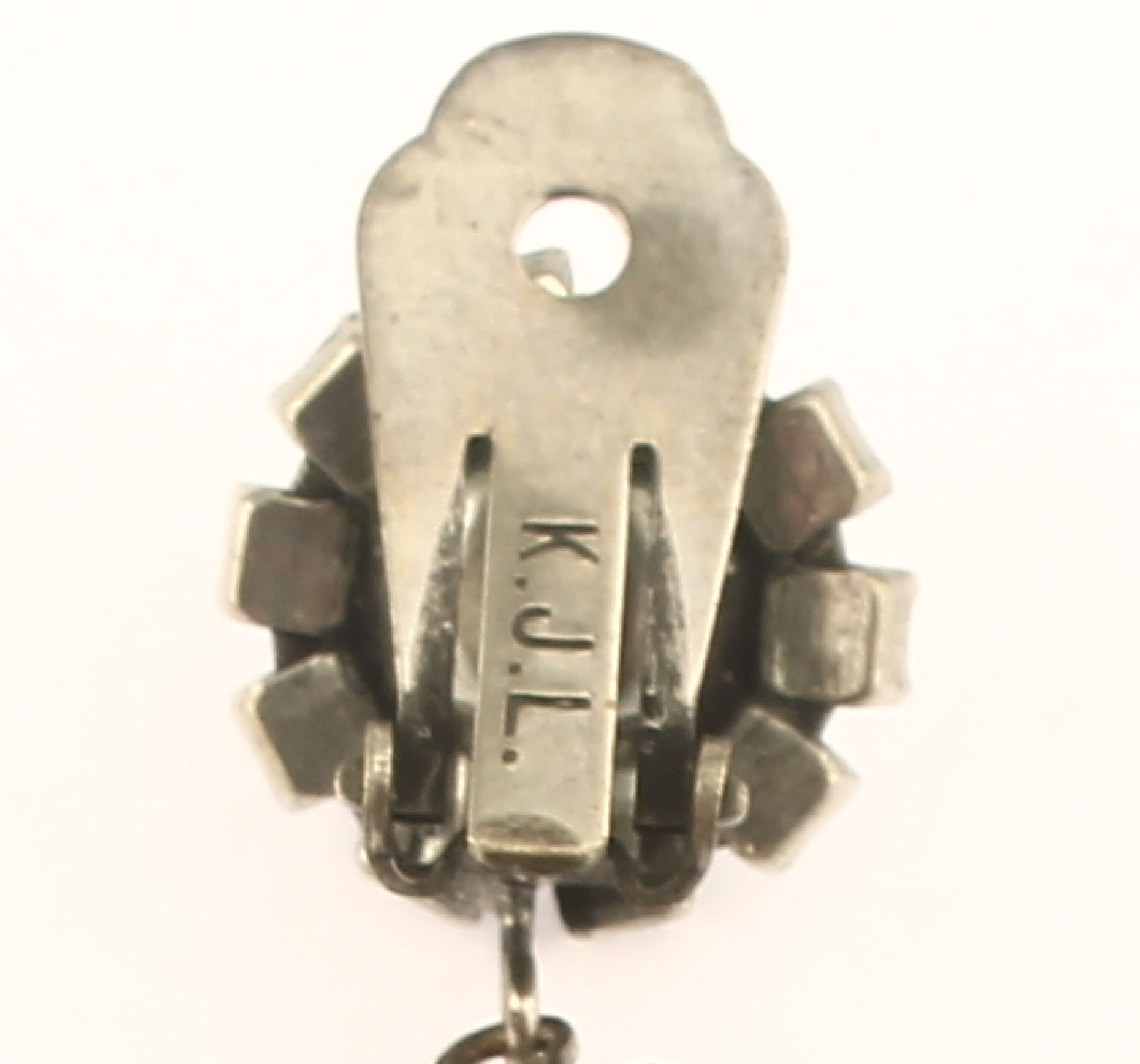 Detail b: Paar prunkvolle Ohrclips, KENNETH J. LANE, 1960er Jahre, Metall verchromt, türkisfarb. Glascabochons, farbloser Straßbesatz, im 3er-Takt ...