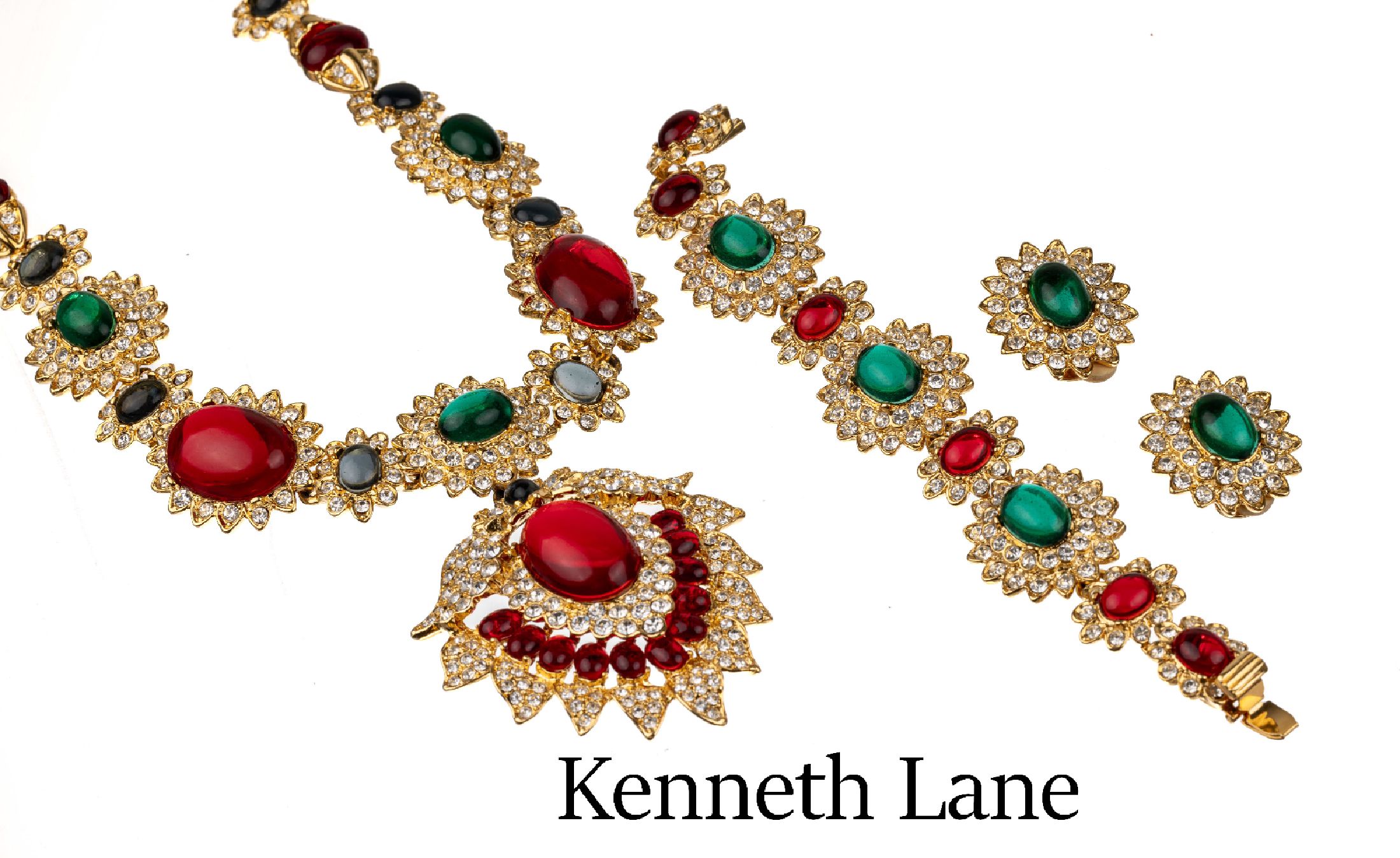 Prunk-Parure Kenneth J. Lane, Ende 1960er Jahre, Metall vergoldet, roter, grüner und farbloser Straßbesatz, nach einer Echtschmuckvorlage von und ...
