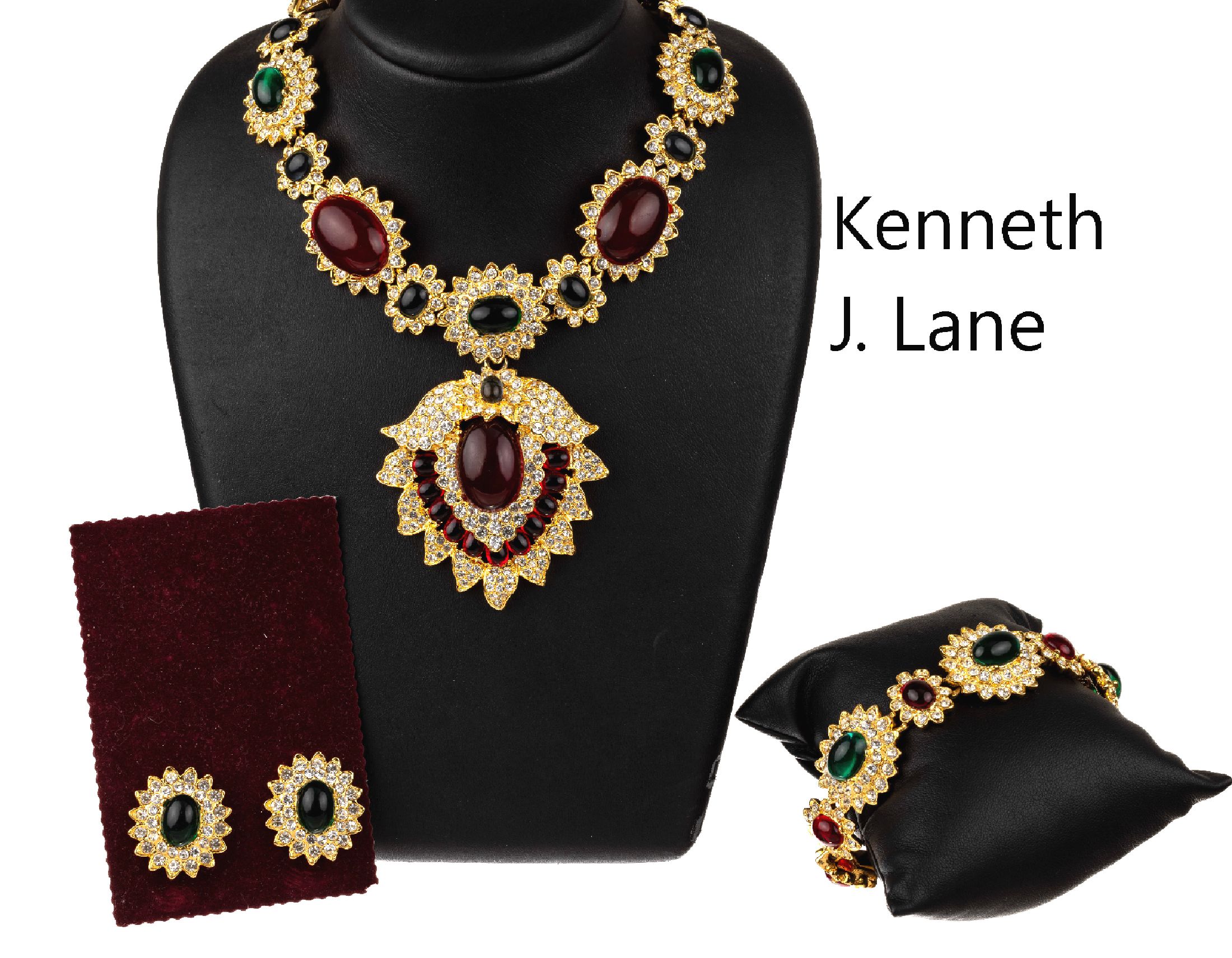 Detail a: Prunk-Parure Kenneth J. Lane, Ende 1960er Jahre, Metall vergoldet, roter, grüner und farbloser Straßbesatz, nach einer Echtschmuckvorlage von und ...