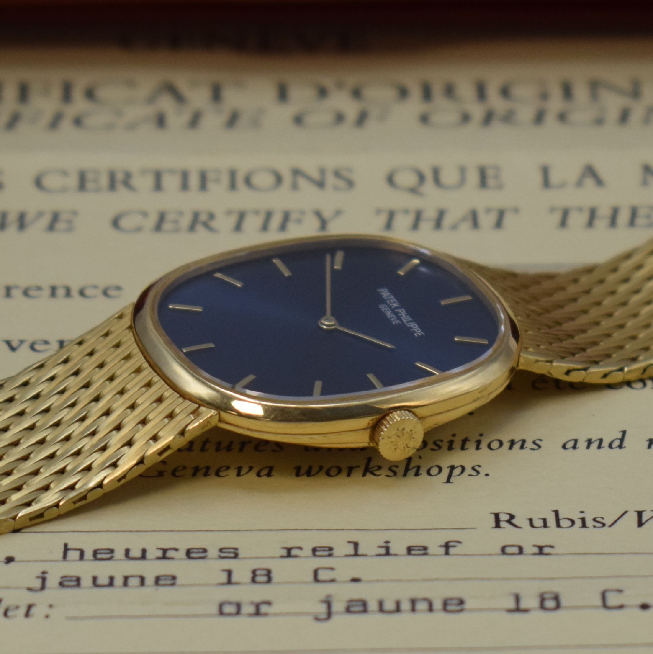 Detail d: PATEK PHILIPPE Herrenarmbanduhr Modellserie Ellipse d´Or Referenz 3748/001, Handaufzug, Schweiz um 1978, GG 750/000 inkl. Band, Boden und Glasrand ...