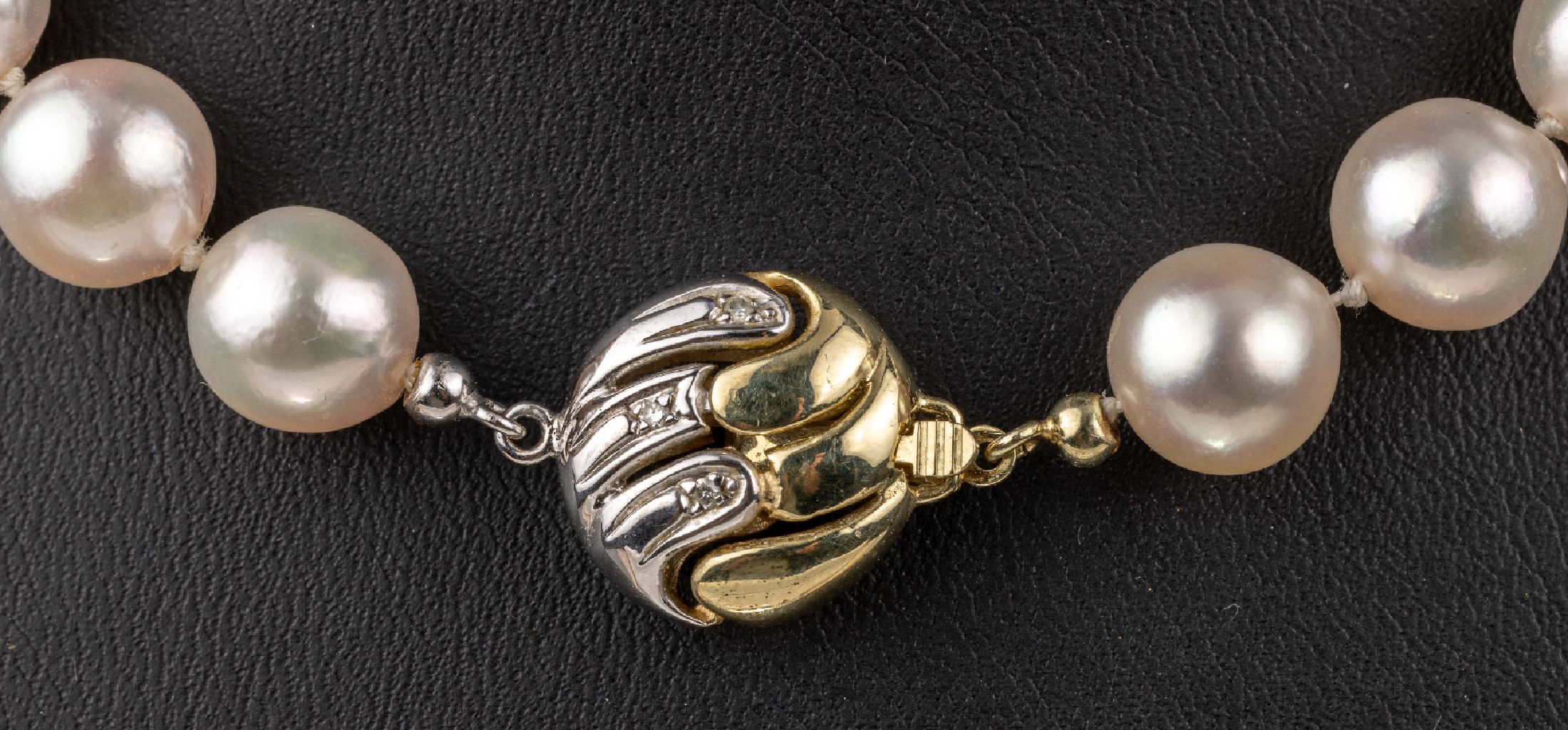Detail a: Zuchtperl-Collier 14 kt Gold Schließe, GG/WG 585/000 mit 6 Diamanten zus. ca. 0.053 ct Weiß/si, 45 feine Akoja-Zuchtperlen D. ca. 9 mm, L. ca. 48 ...