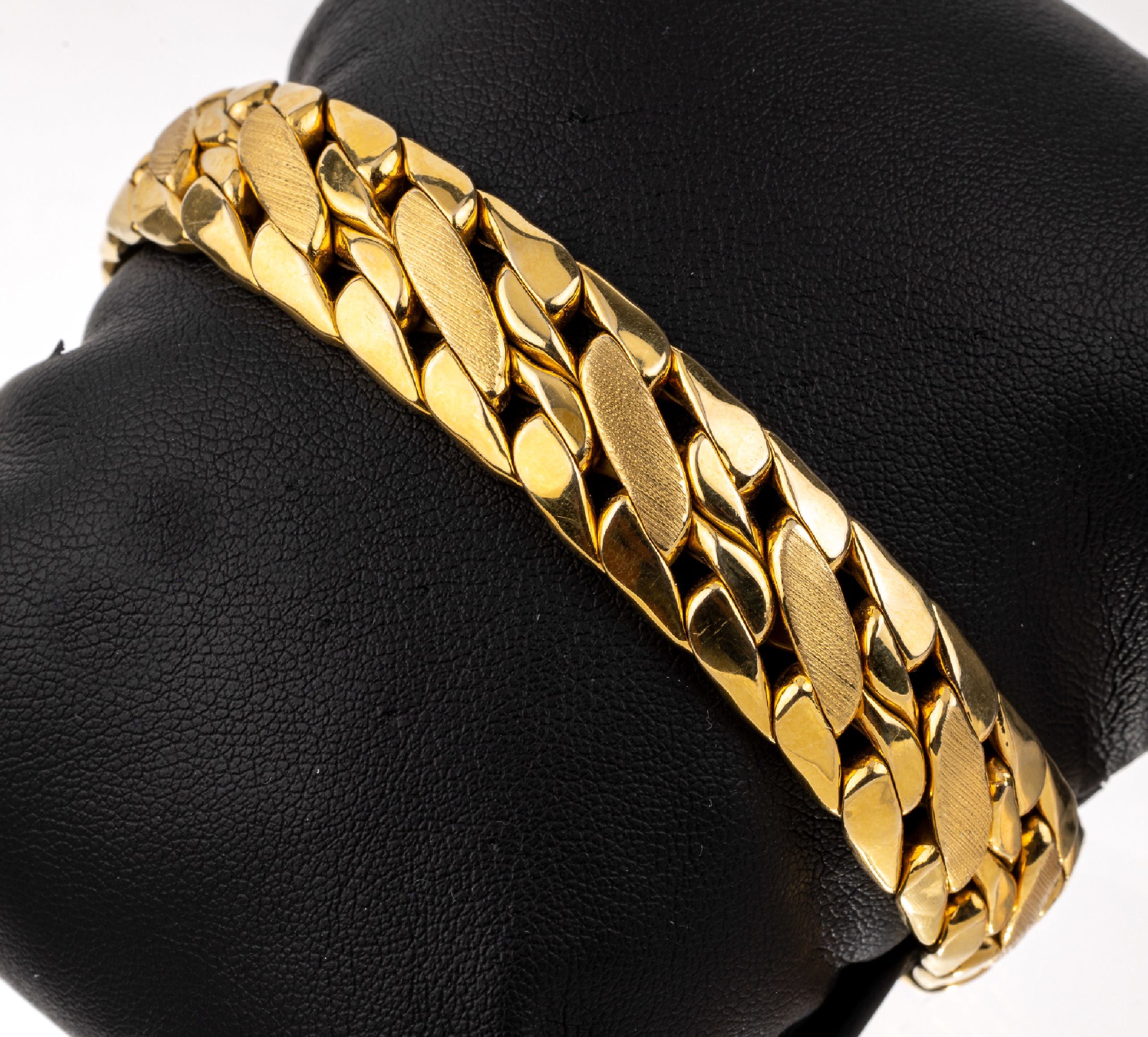 14 kt Gold Armband, GG 585/000, teilmattiert, Meistermarke PHM, ca. 30.2 g, L ca. 18.5 cm, B. ca. 1.3 cm, Kastenschloss mit 2 Sicherheitsachten