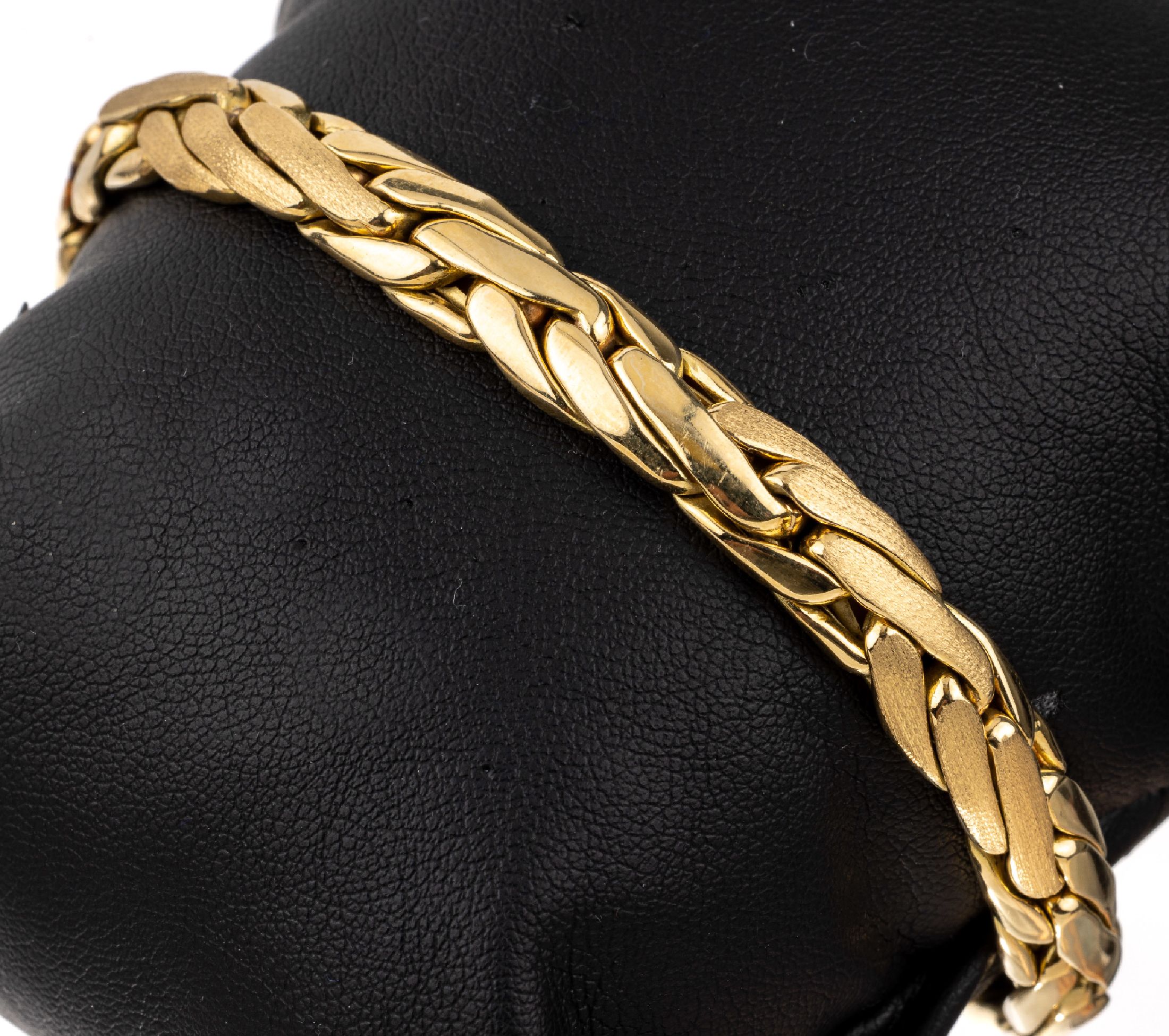 18 kt Gold Armband, ca. 24 g, GG 750/000, teilmattiert, B ca. 0.8 cm, L. ca. 19 cm, Kastenschloss mit Sicherheitsachten