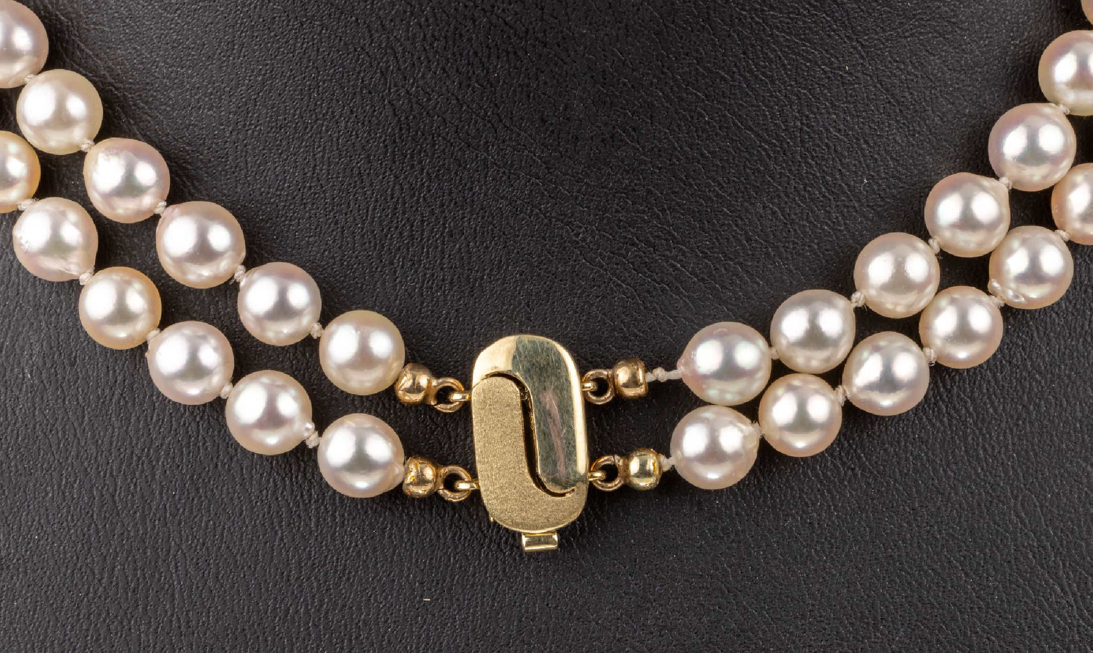 Detail a: 2-reihige Akoya-Zuchtperlkette mit 14 kt Gold Schließe, GG 585/000, Perld. ca. 6 mm, Innenl. ca. 53 cm