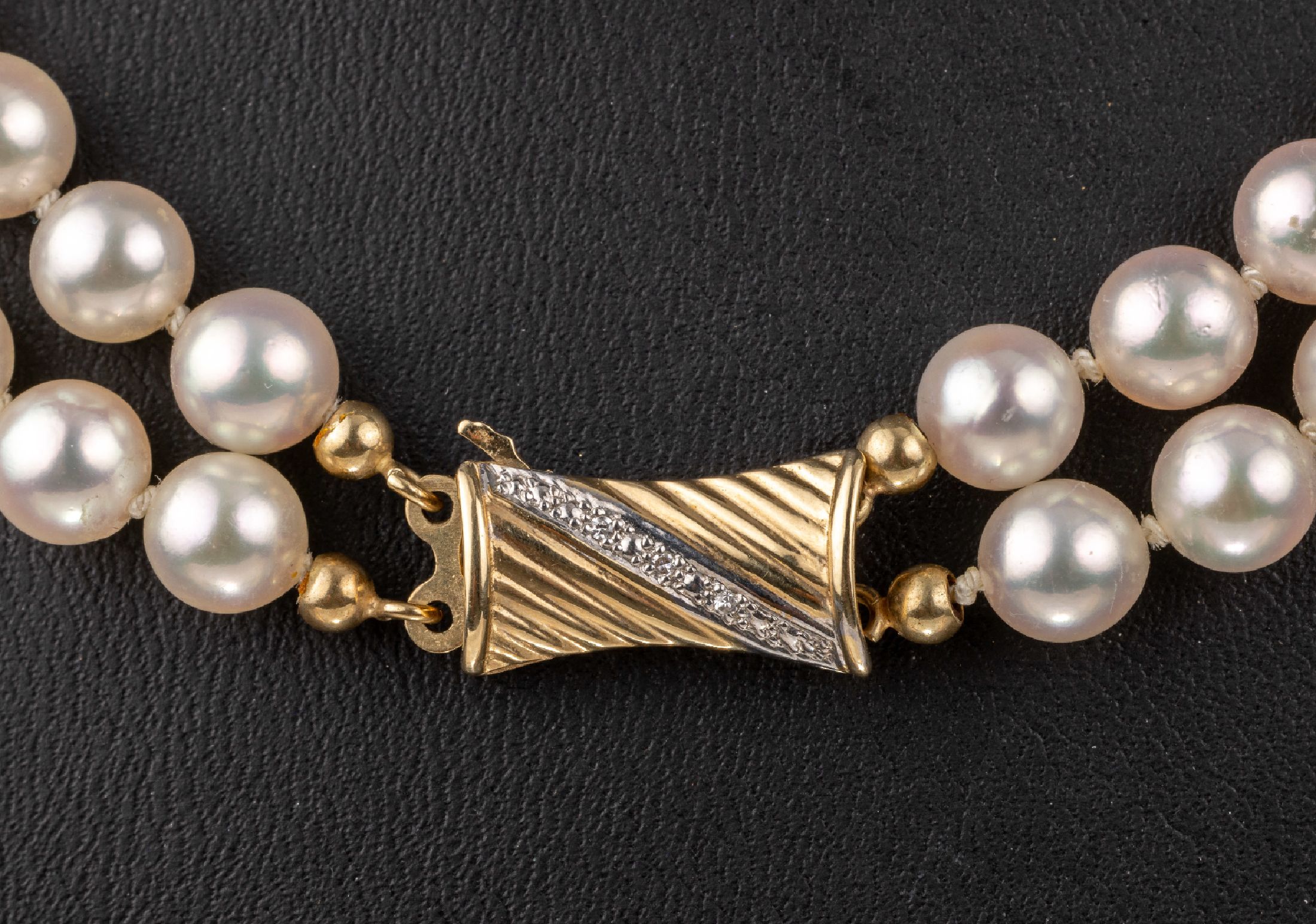 Detail a: 2-reihige Akoja-Zuchtperlkette mit 14 kt Gold Schließe, GG/WG 585/000 mit 6 Diamanten zus. ca. 0.04 ct, Perld. ca. 6.4 mm, sehr feiner Lüster, ...