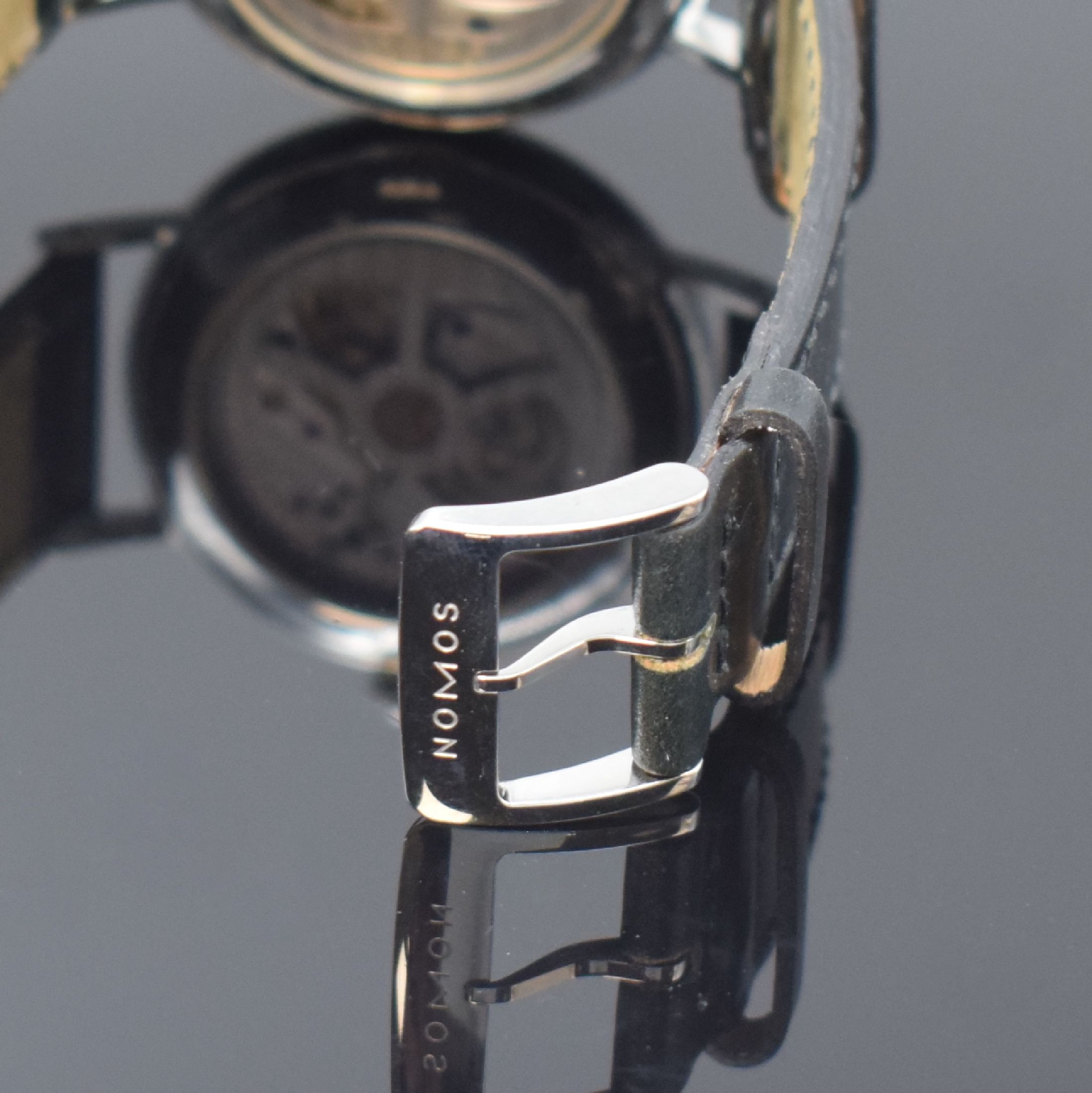 Detail b: NOMOS Glashütte Herrenarmbanduhr Modell Ludwig, Deutschland um 2010, Automatik, beids. vergl. Edelstahlgeh. m. orig. Lederband u. Dornschl., Boden ...