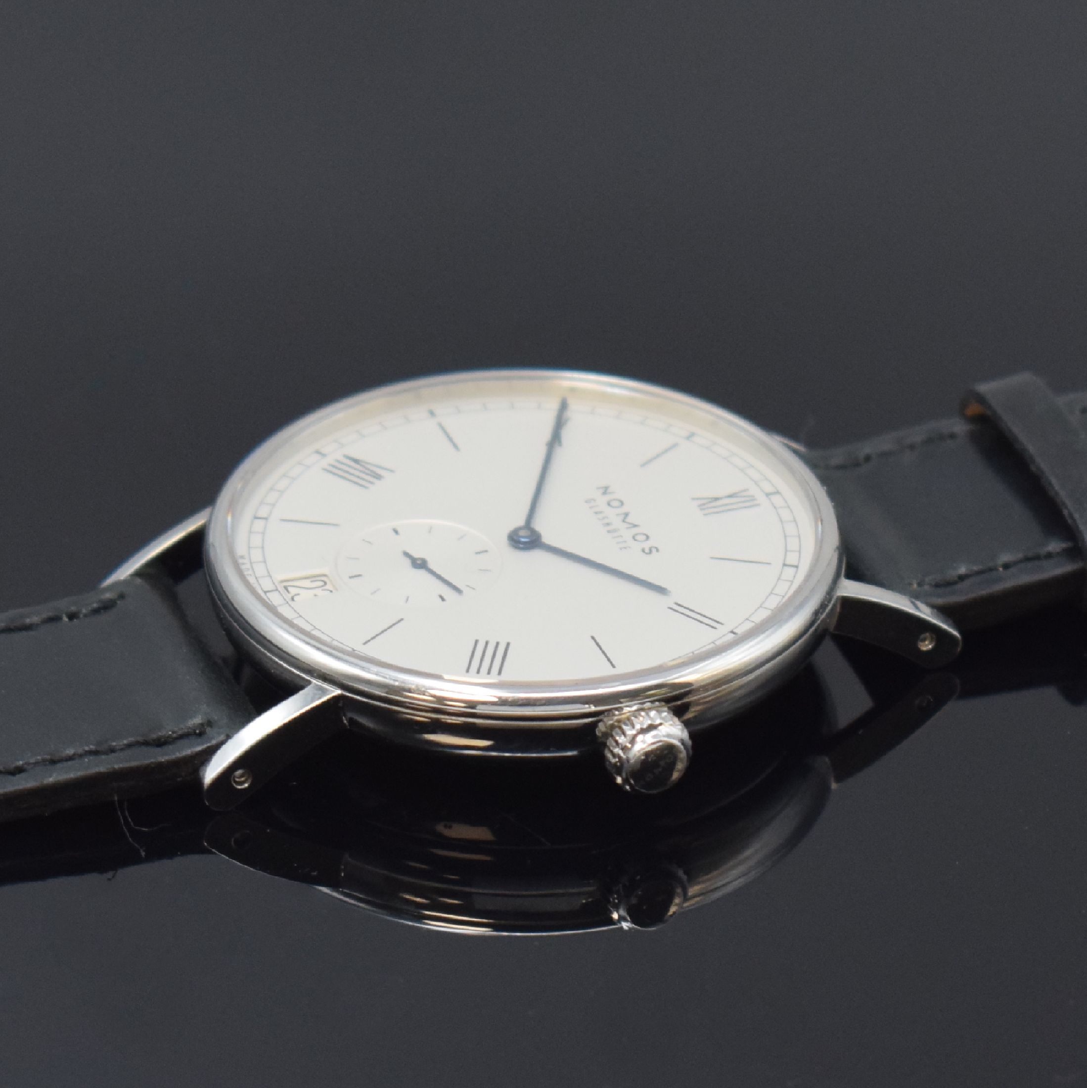 Detail c: NOMOS Glashütte Herrenarmbanduhr Modell Ludwig, Deutschland um 2010, Automatik, beids. vergl. Edelstahlgeh. m. orig. Lederband u. Dornschl., Boden ...