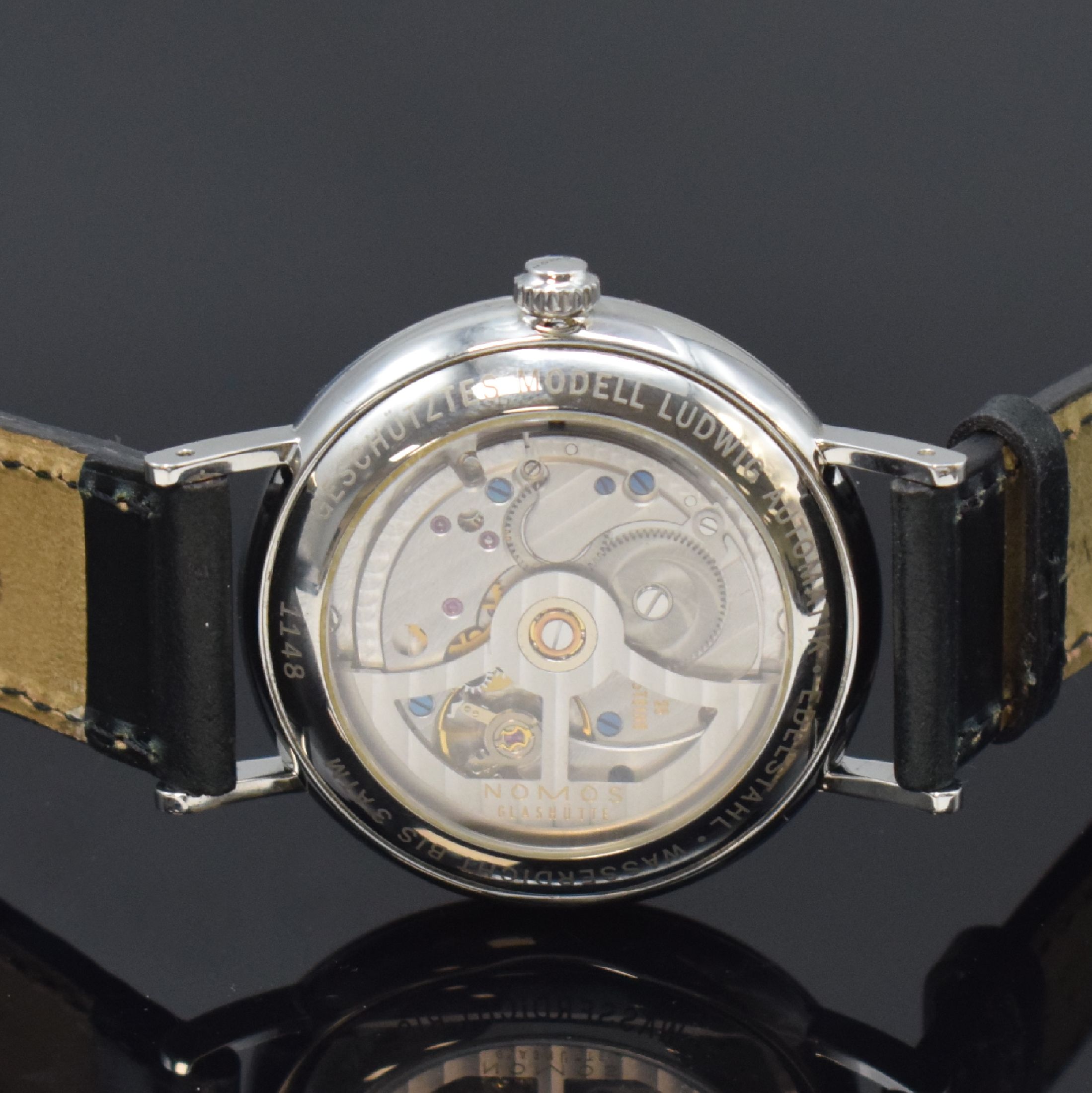 Detail d: NOMOS Glashütte Herrenarmbanduhr Modell Ludwig, Deutschland um 2010, Automatik, beids. vergl. Edelstahlgeh. m. orig. Lederband u. Dornschl., Boden ...