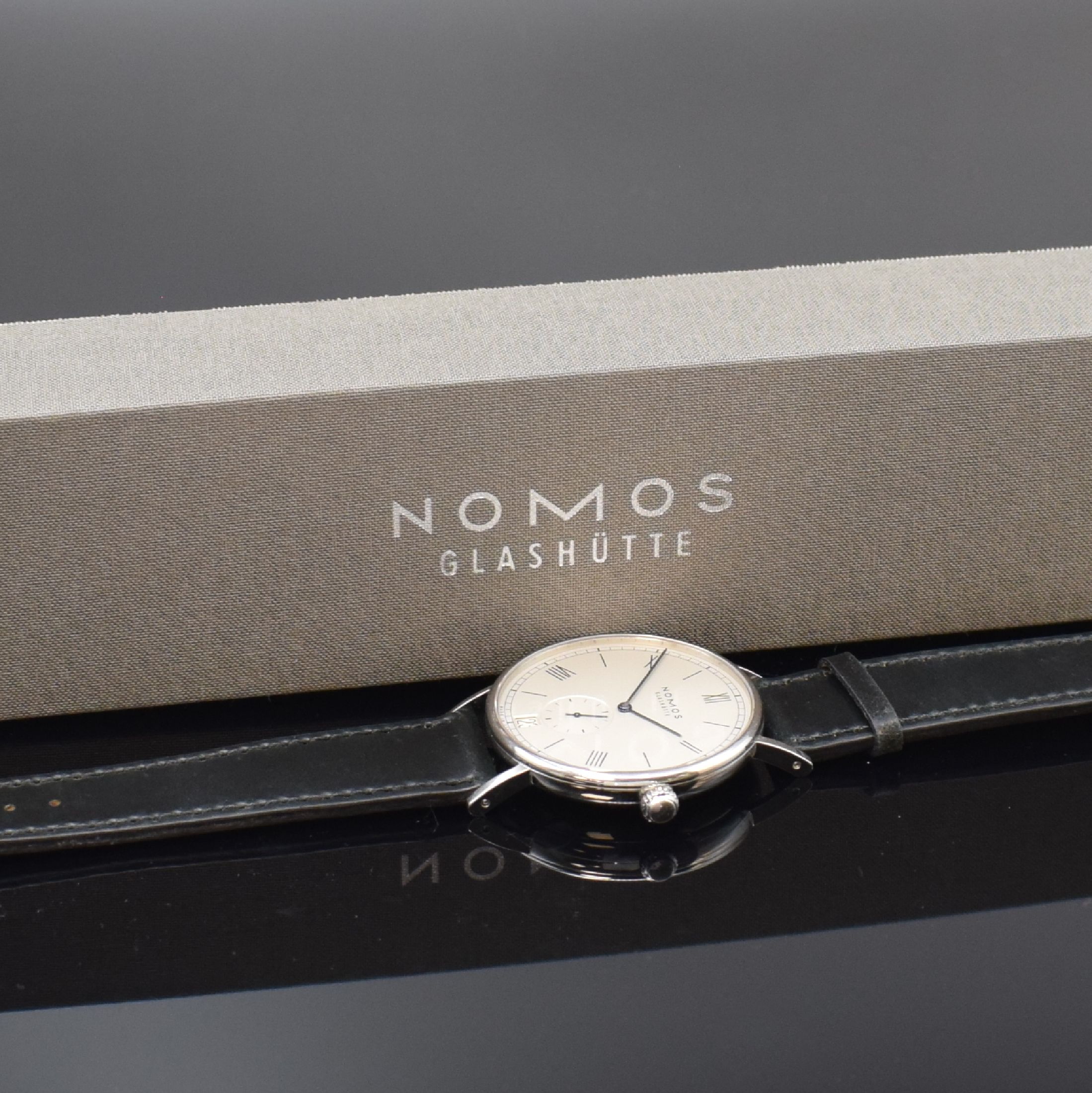 Detail f: NOMOS Glashütte Herrenarmbanduhr Modell Ludwig, Deutschland um 2010, Automatik, beids. vergl. Edelstahlgeh. m. orig. Lederband u. Dornschl., Boden ...