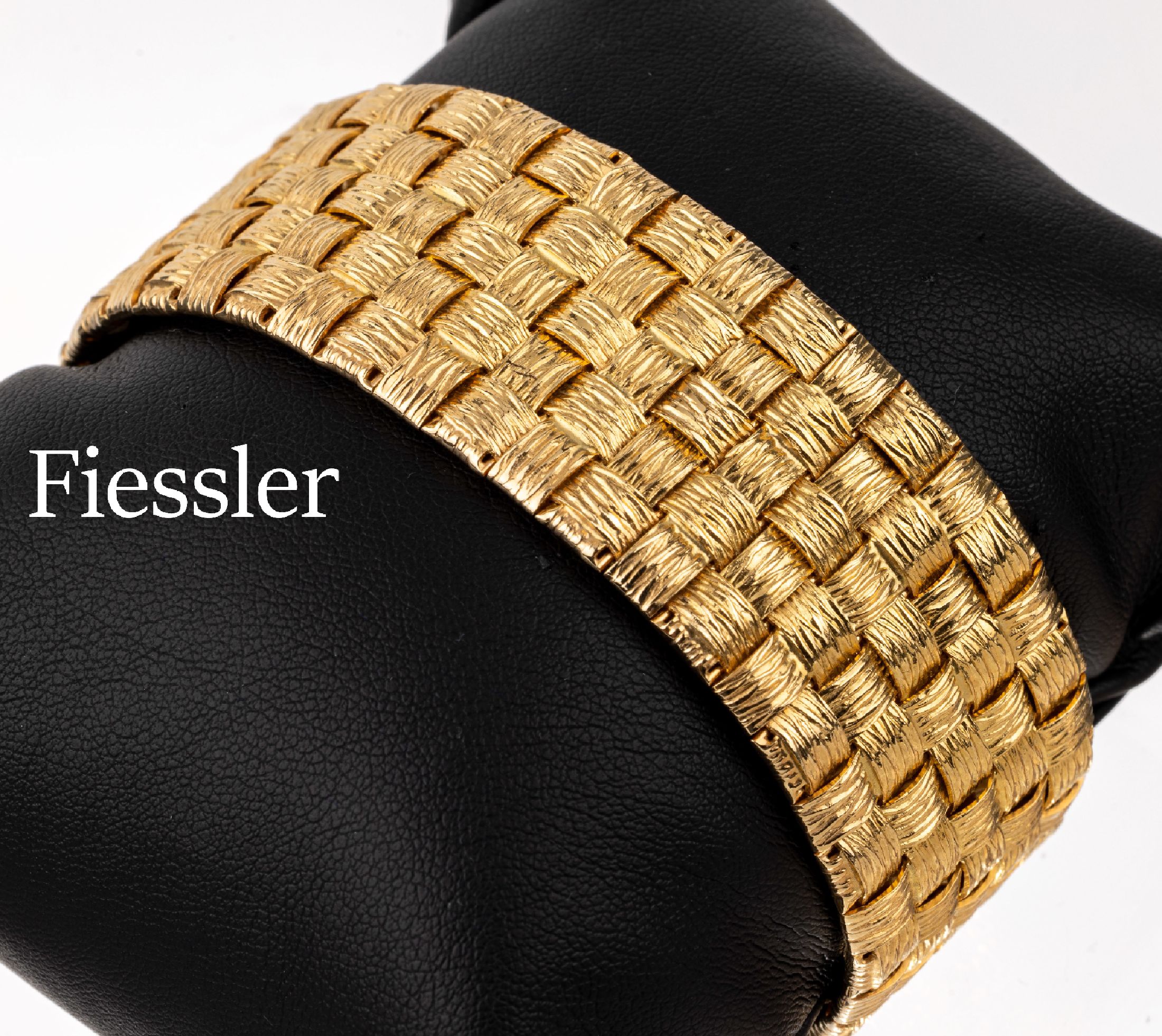 Aufwändiges 18 kt Gold Armband, FIESSLER/Pforzheim, GG 750/000, beidseitig strukturiert, schöne. schwere Qualität, ca. 98.7 g, L. ca. 19 cm, B. ...