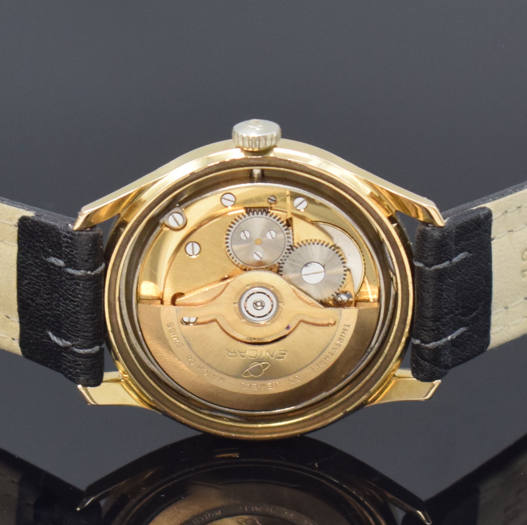 Detail d: ENICAR Ultrasonic vergoldete Herrenarmbanduhr, Schweiz um 1965, Automatik, Stahlboden m. Bajonette-Verschluss, silb. Zifferbl. m. gold. Std.-Indizes ...