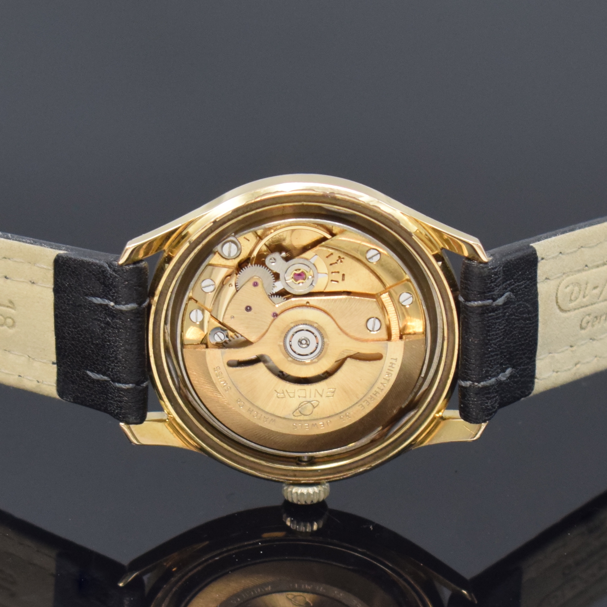 Detail e: ENICAR Ultrasonic vergoldete Herrenarmbanduhr, Schweiz um 1965, Automatik, Stahlboden m. Bajonette-Verschluss, silb. Zifferbl. m. gold. Std.-Indizes ...