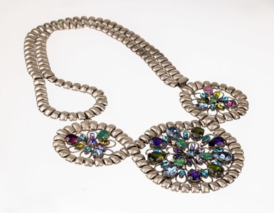 26722168a - Costum jewellery necklace