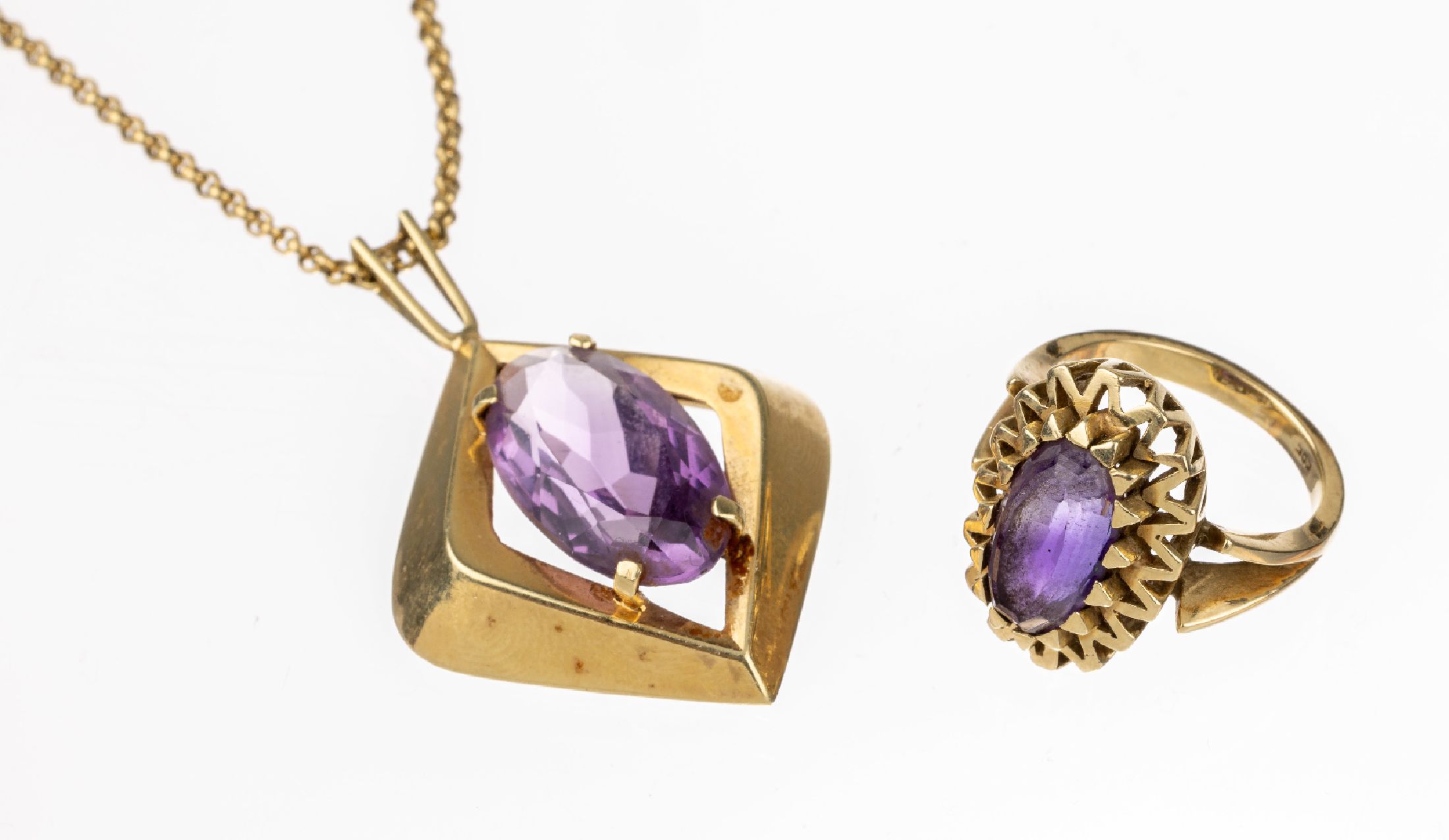 14 kt Gold Amethyst-Konvolut, GG 585/000, best. aus: 1x Ring, durchbrochen gearbeitet, ovalfacett. Amethyst, RW 54, Anhänger, offen gearbeitet, ...