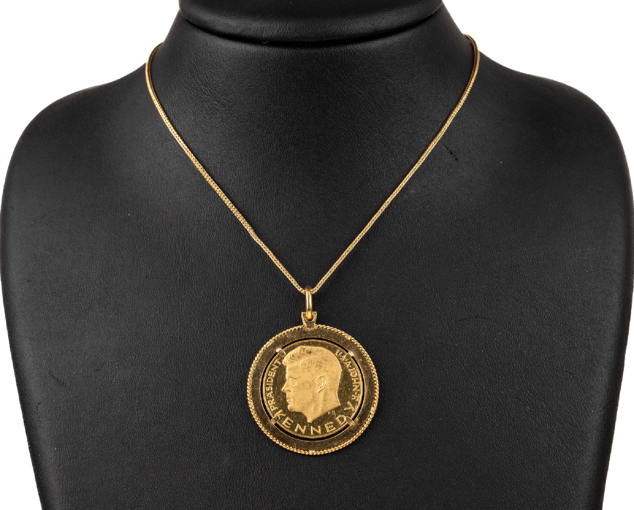 18 kt Gold Medaillen-Anhänger, GG 585/000 und 900/000, Kordelrandverzierung, gefasste Medaille zur Erinnerung an John F. Kennedy, RV: Wir alle ...