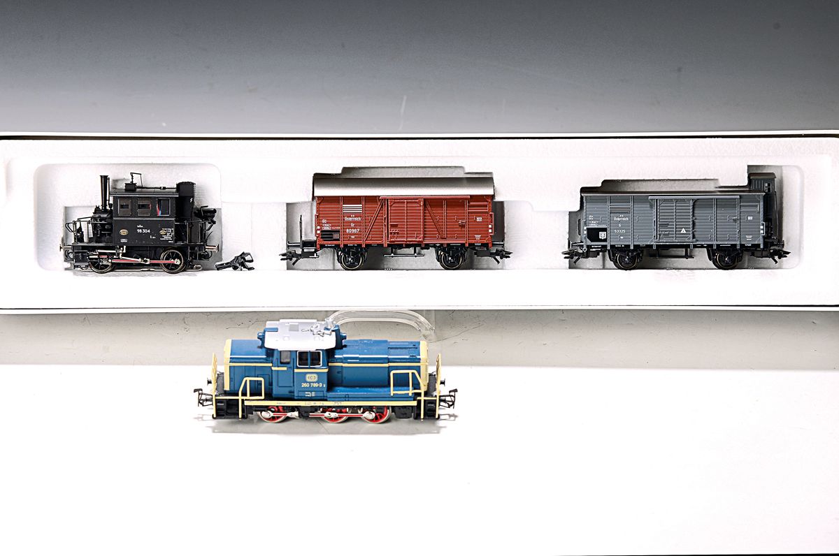 Konvolut 10 Lokomotiven und Waggons, Spur H0, Märklin, in orig. Kartons: Loks 3095, 3141, 3318, 3315, Lokomotive "Glaskasten" 28971, ...