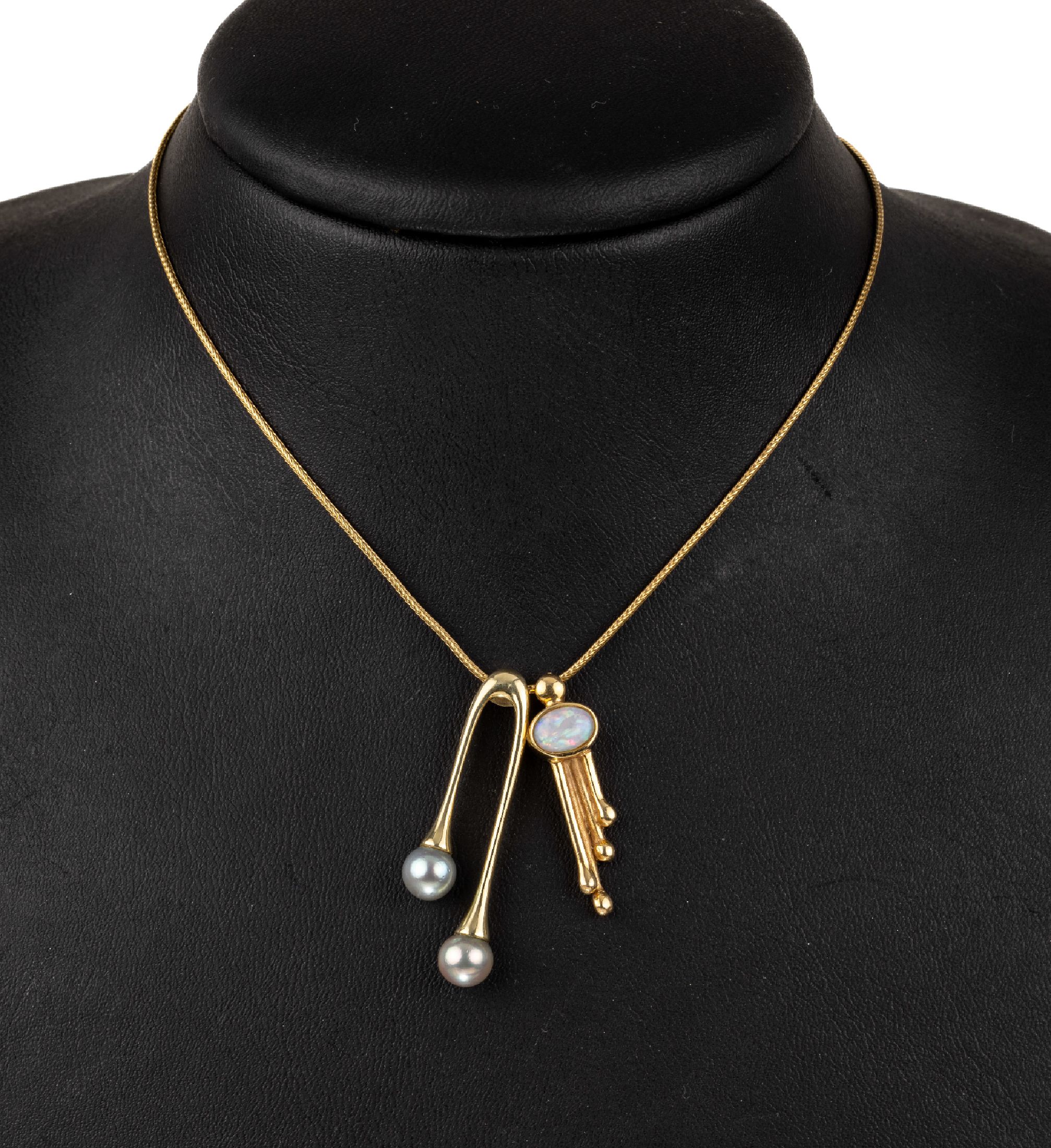 Konvolut 14 kt Gold Anhänger, GG 585/000, 1x mit 2 grauen Zuchtperlen, D. ca. 6 mm, L. ca. 3.7 cm; 1 x mit ovalen Opal, L. ca. 2.8 cman Kette, GG ...