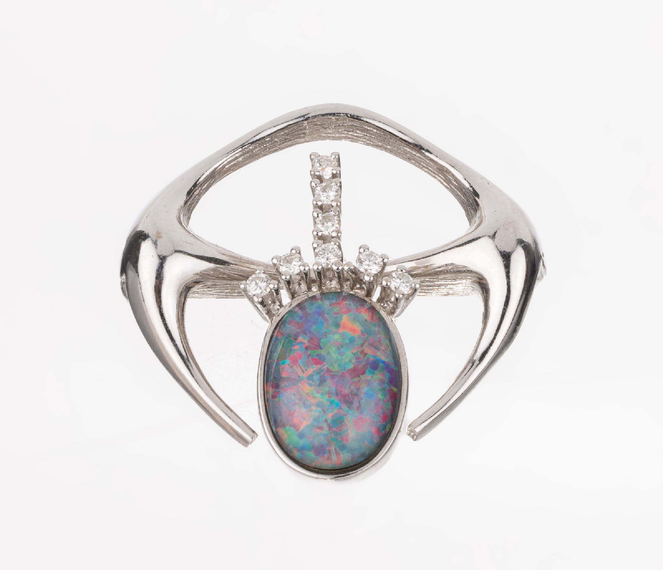 14 kt Gold Brillant-Opal-Brosche, WG 585/000, geometrische Gestaltung, 8 Brillantenzus. ca. 0.24 ct Weiß/si-p, ovale Opaltriplette mit Farbspiel in ...