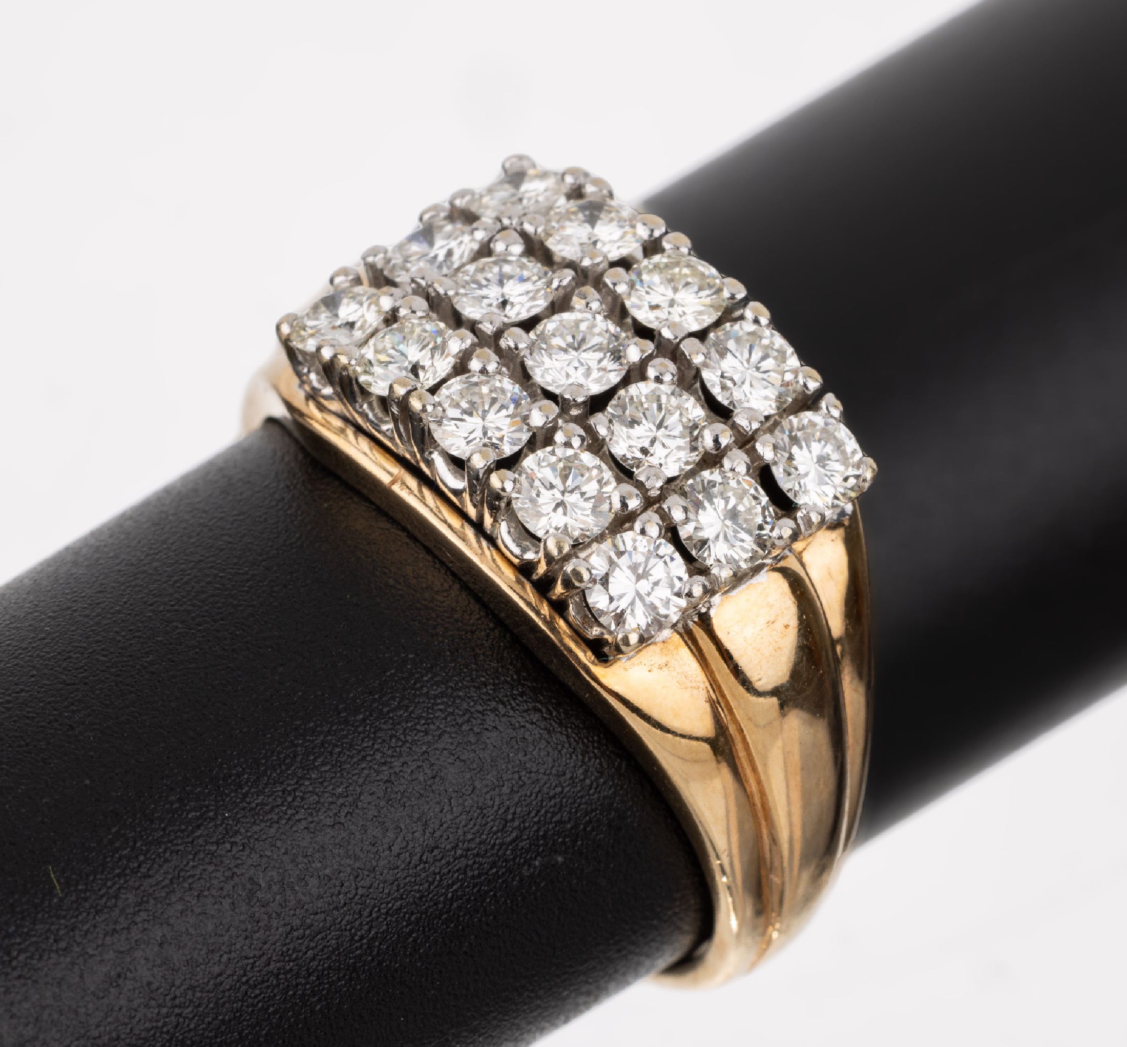14 kt Gold Brillant-Ring, GG/WG 585/000, 15in WG gefasste Brillanten zus. ca. 1.50 ct feines Weiß-l.get.Weiß/vs, RW 62, ca. 8.2 g