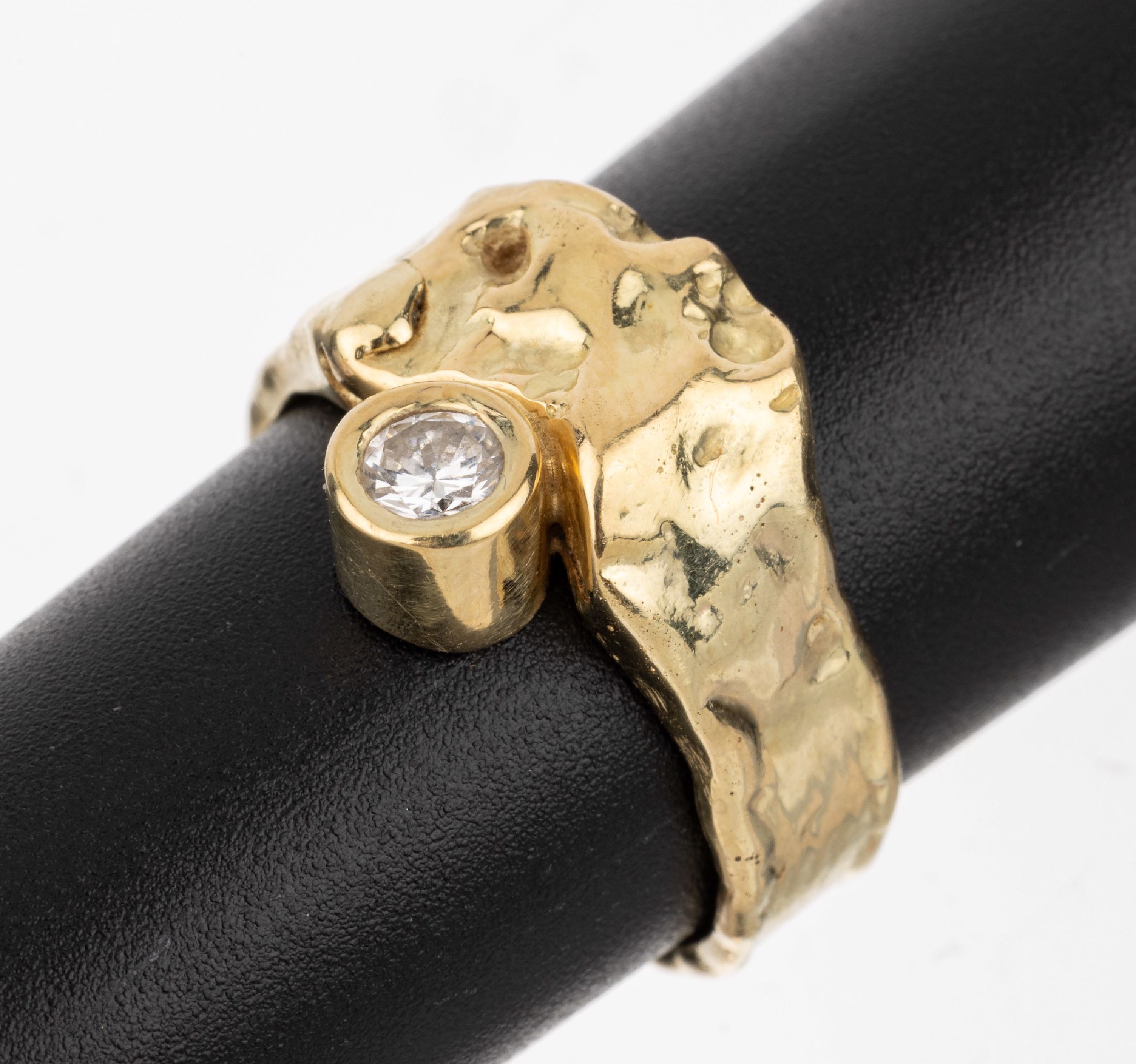 14 kt Gold Brillant-Ring, GG 585/000, abstrakte Gestaltung, 1 Brillant ca. 0.20 ct Weiß/si, RW 56, ca. 9.8 g