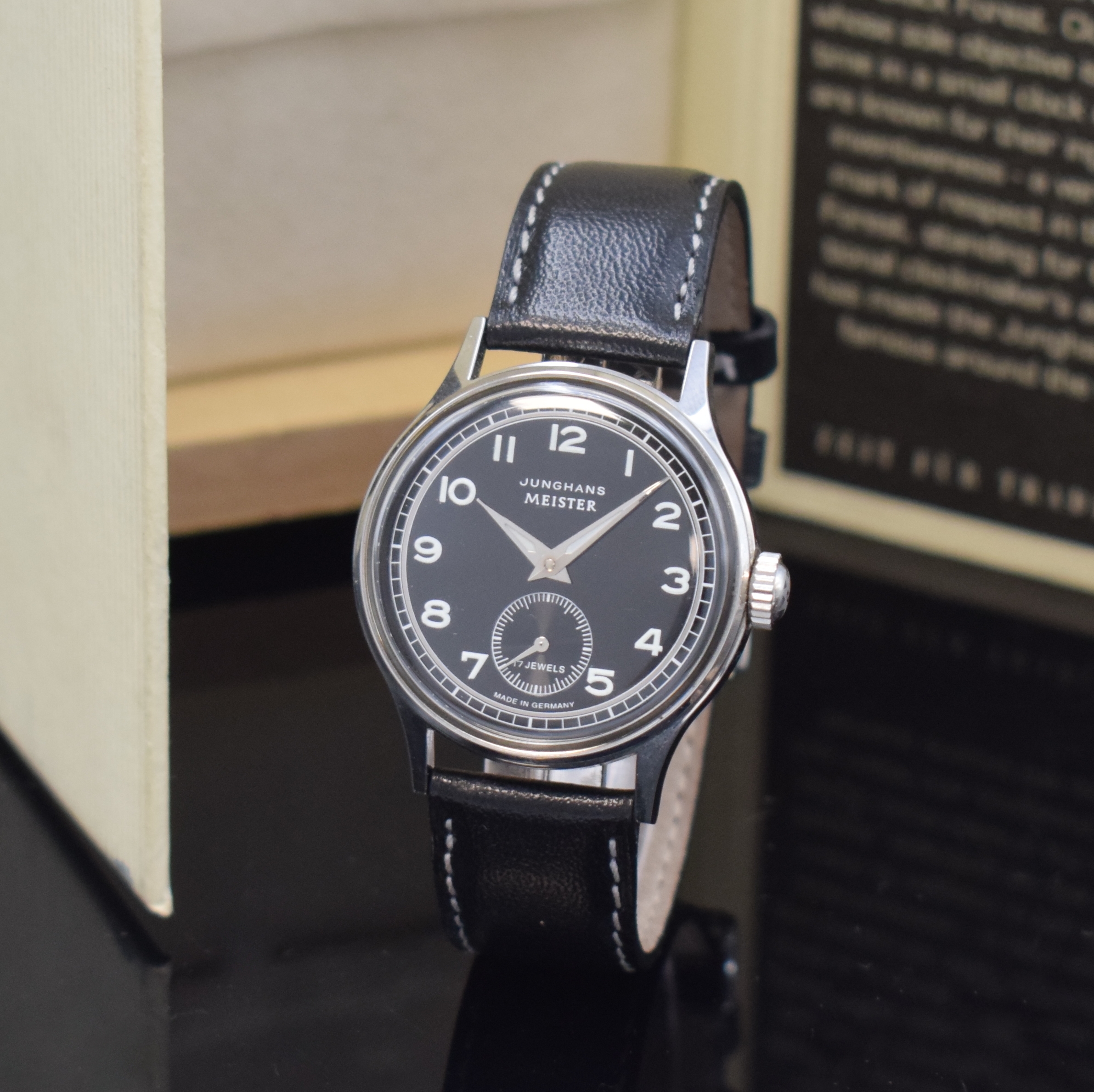 JUNGHANS Meister Herrenarmbanduhr Referenz 27/3921911, Handaufzug, Replika von 1949, Edelstahlgeh. inkl. orig. Lederband m. orig. Dornschl., Boden ...