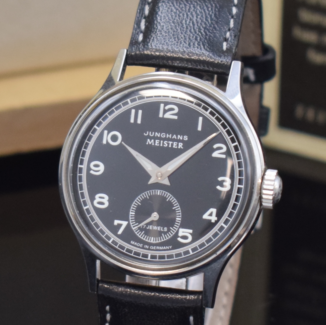 Detail a: JUNGHANS Meister Herrenarmbanduhr Referenz 27/3921911, Handaufzug, Replika von 1949, Edelstahlgeh. inkl. orig. Lederband m. orig. Dornschl., Boden ...