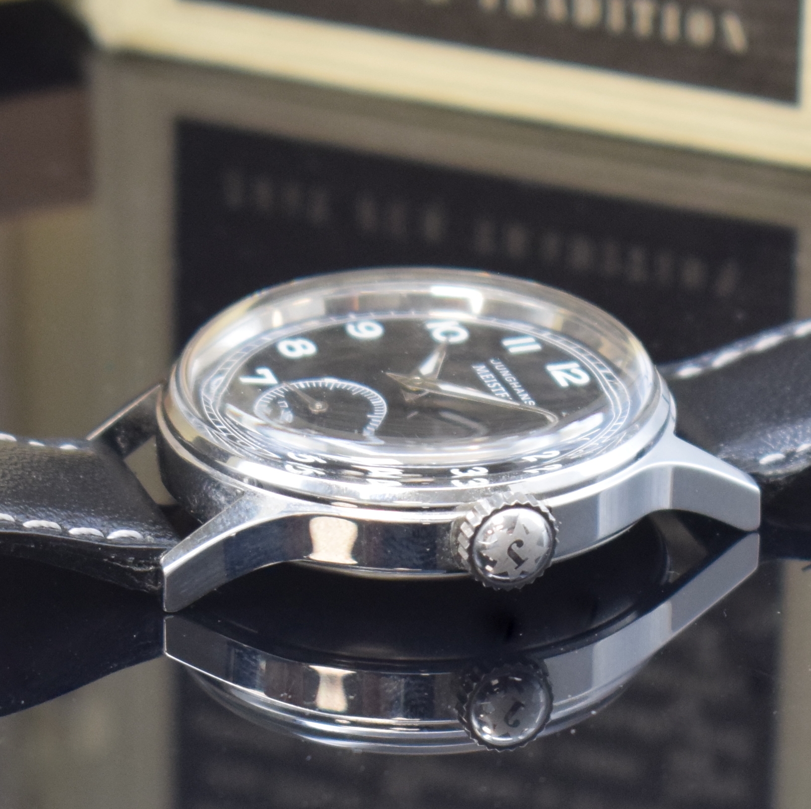 Detail b: JUNGHANS Meister Herrenarmbanduhr Referenz 27/3921911, Handaufzug, Replika von 1949, Edelstahlgeh. inkl. orig. Lederband m. orig. Dornschl., Boden ...