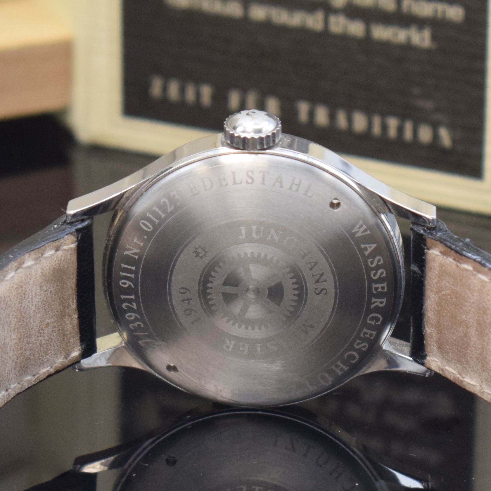 Detail c: JUNGHANS Meister Herrenarmbanduhr Referenz 27/3921911, Handaufzug, Replika von 1949, Edelstahlgeh. inkl. orig. Lederband m. orig. Dornschl., Boden ...