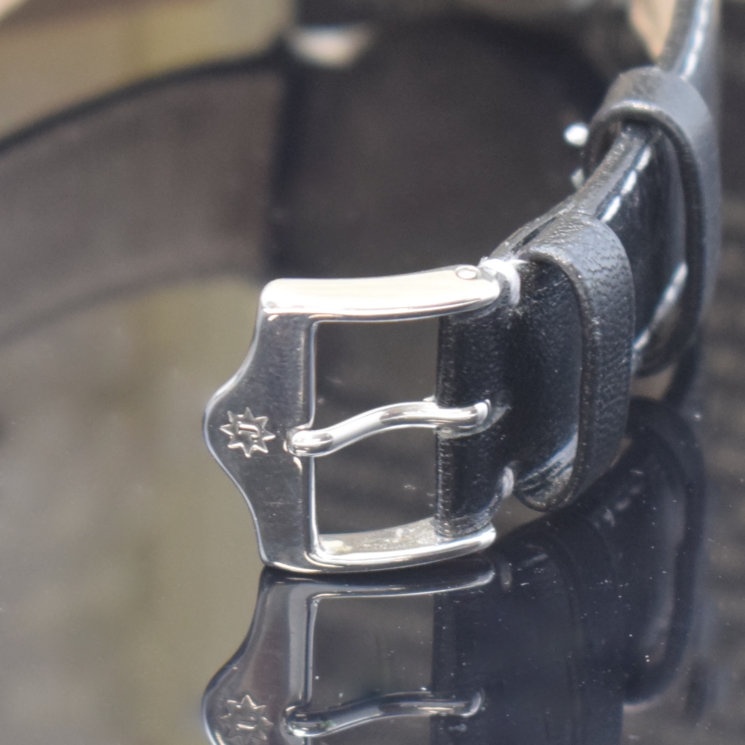 Detail d: JUNGHANS Meister Herrenarmbanduhr Referenz 27/3921911, Handaufzug, Replika von 1949, Edelstahlgeh. inkl. orig. Lederband m. orig. Dornschl., Boden ...